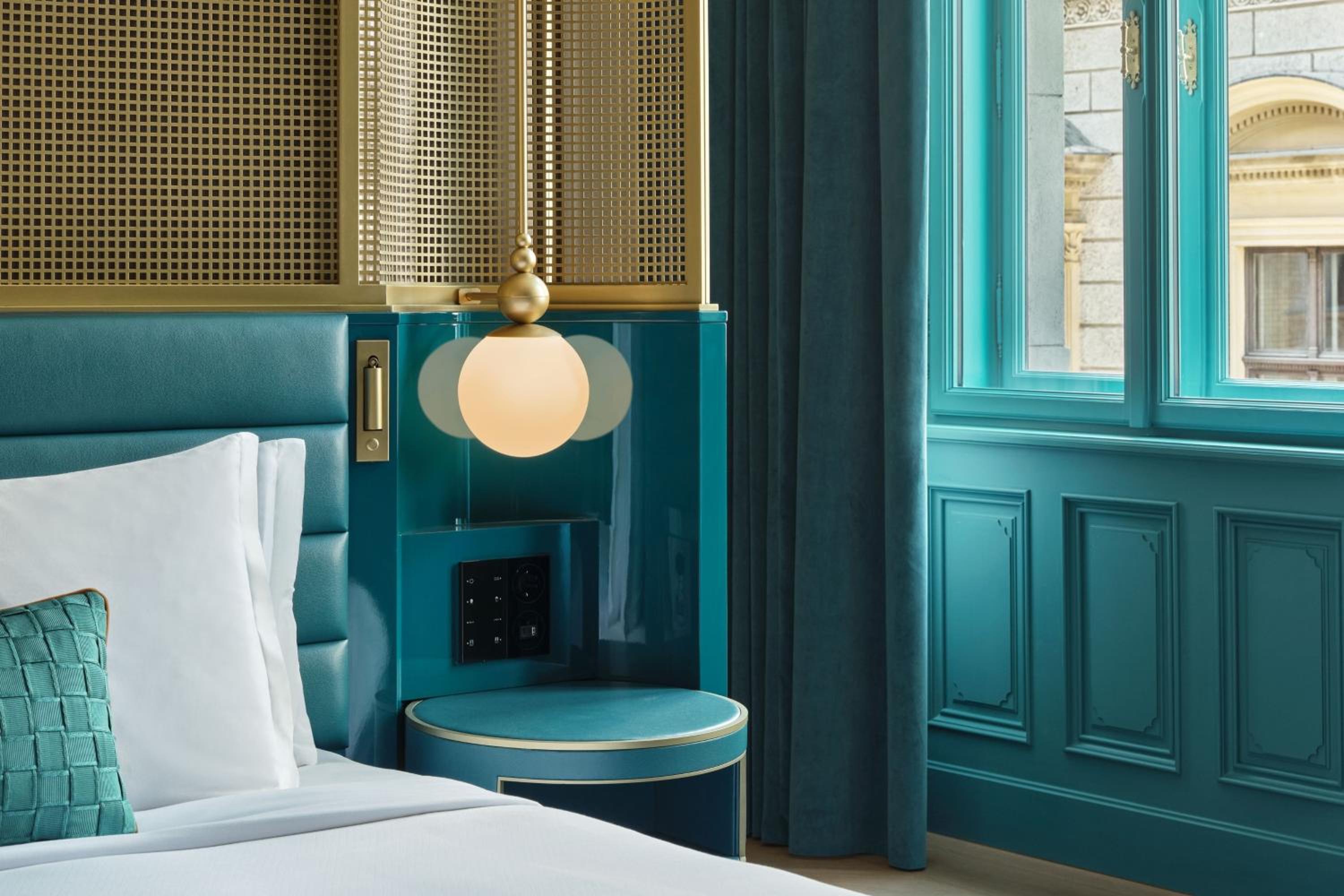 Superior King Suite with City View thumbnail 6