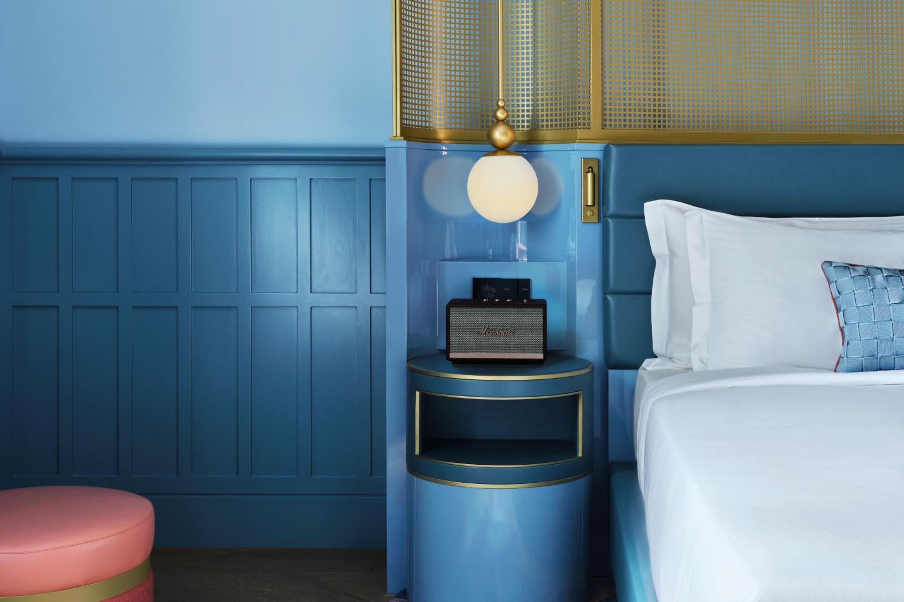 Deluxe King Room with Street View thumbnail 5