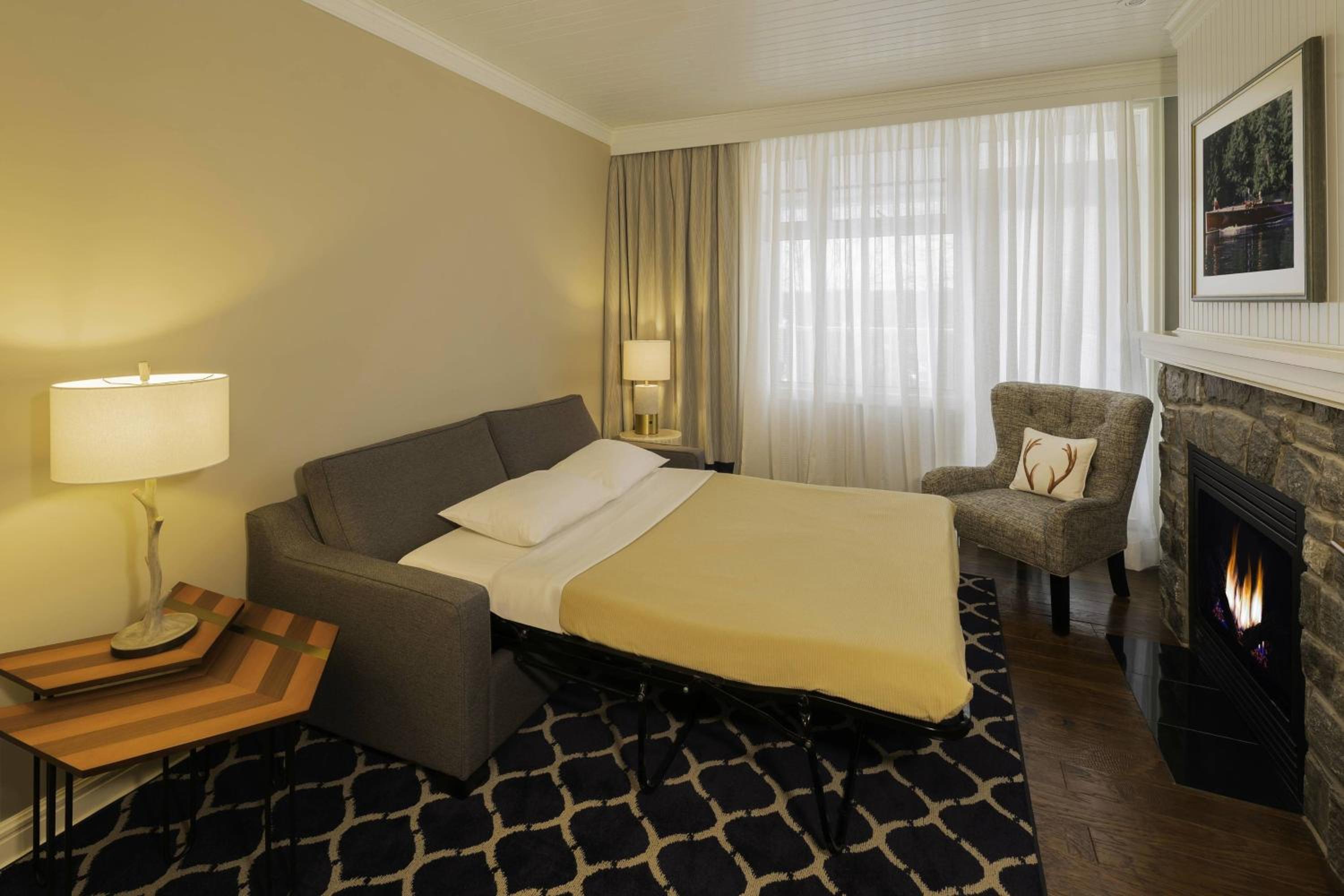 1 Bedroom Suite 1 King, Sofa Bed, Non Lake view, Fireplace, Balcony - Photo 3