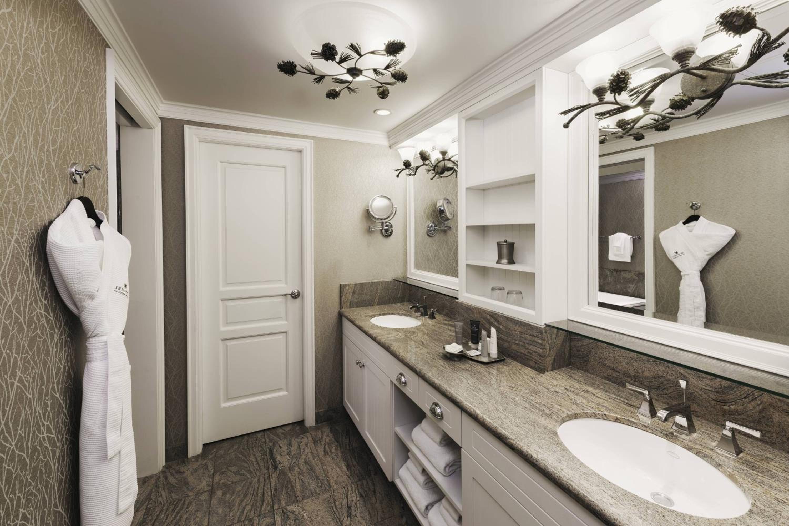 1 Bedroom Suite 1 King, Sofa Bed, Non Lake view, Fireplace, Balcony - Photo 6