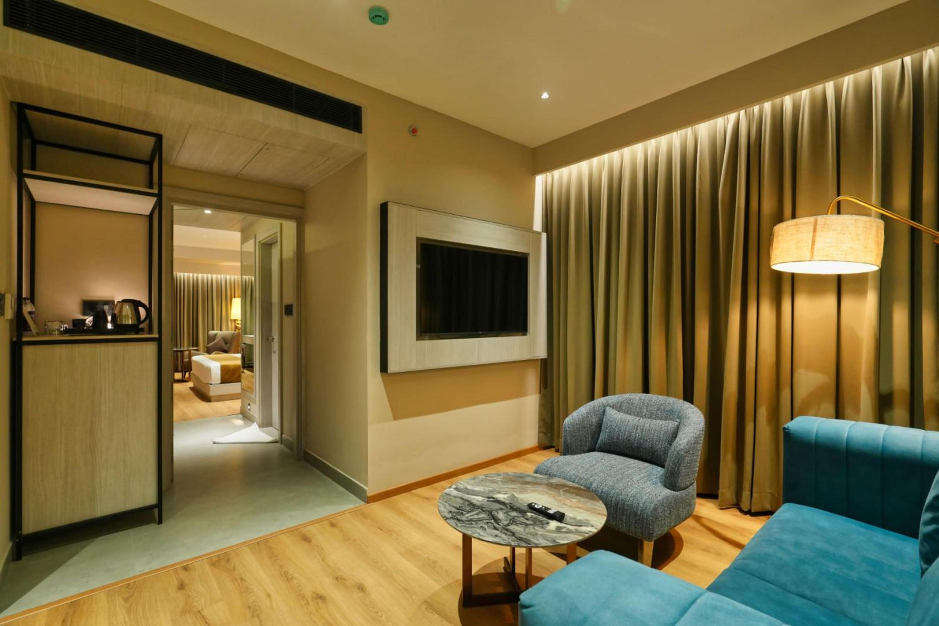 Suite - Photo 1