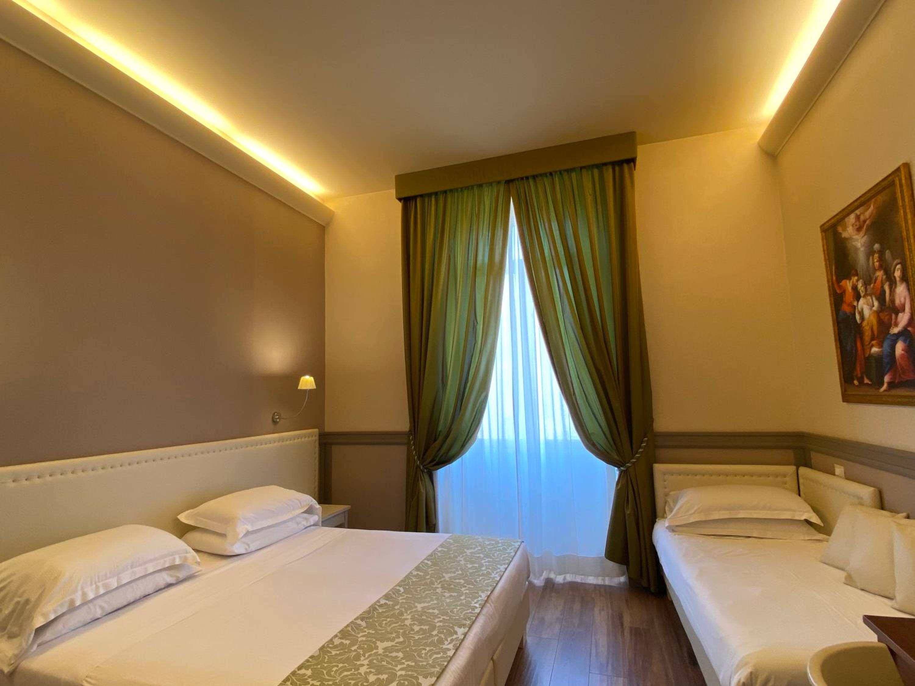 Deluxe Double or Twin Room photo 3