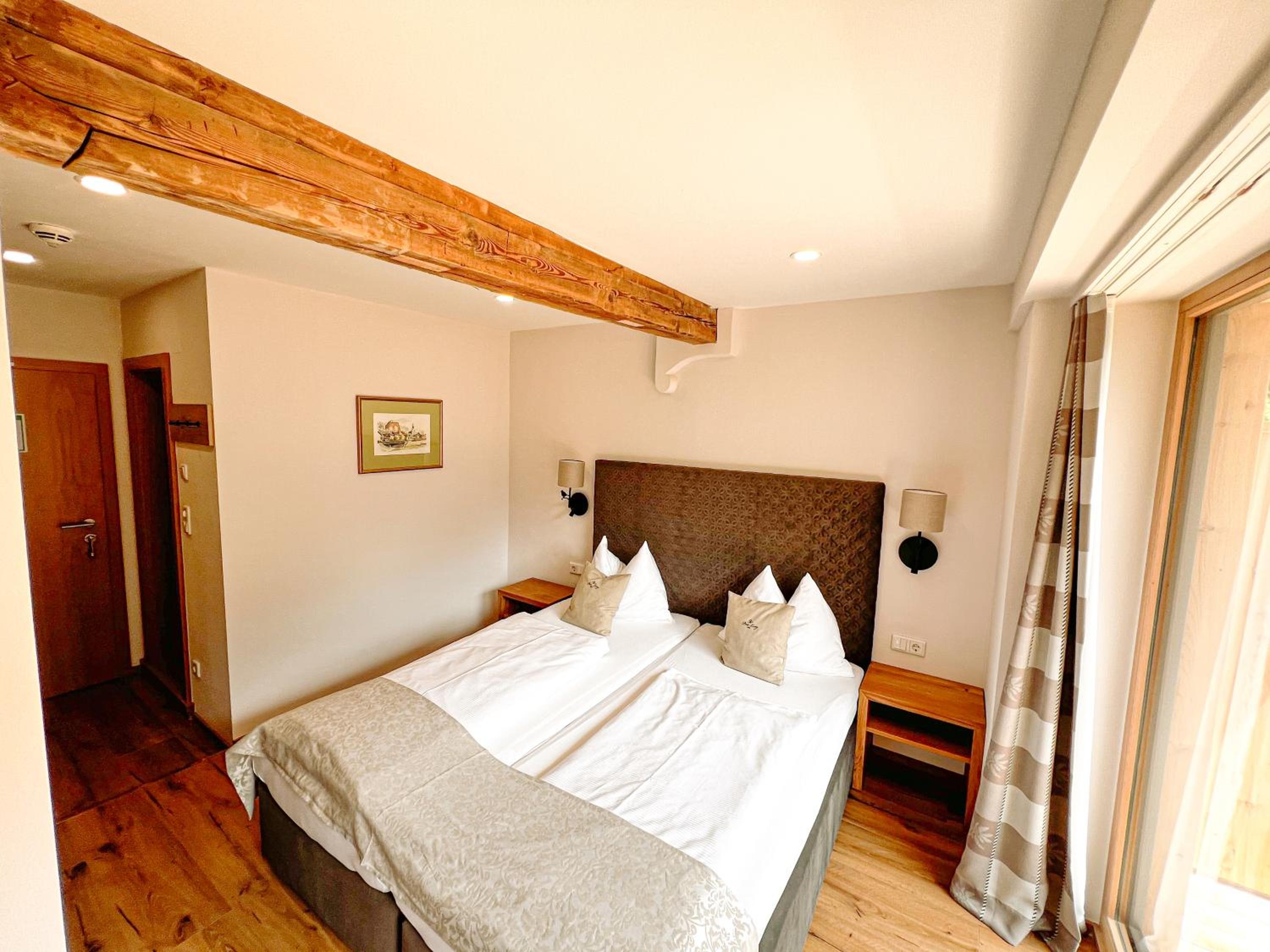 Double Room with Mountain View and Balcony