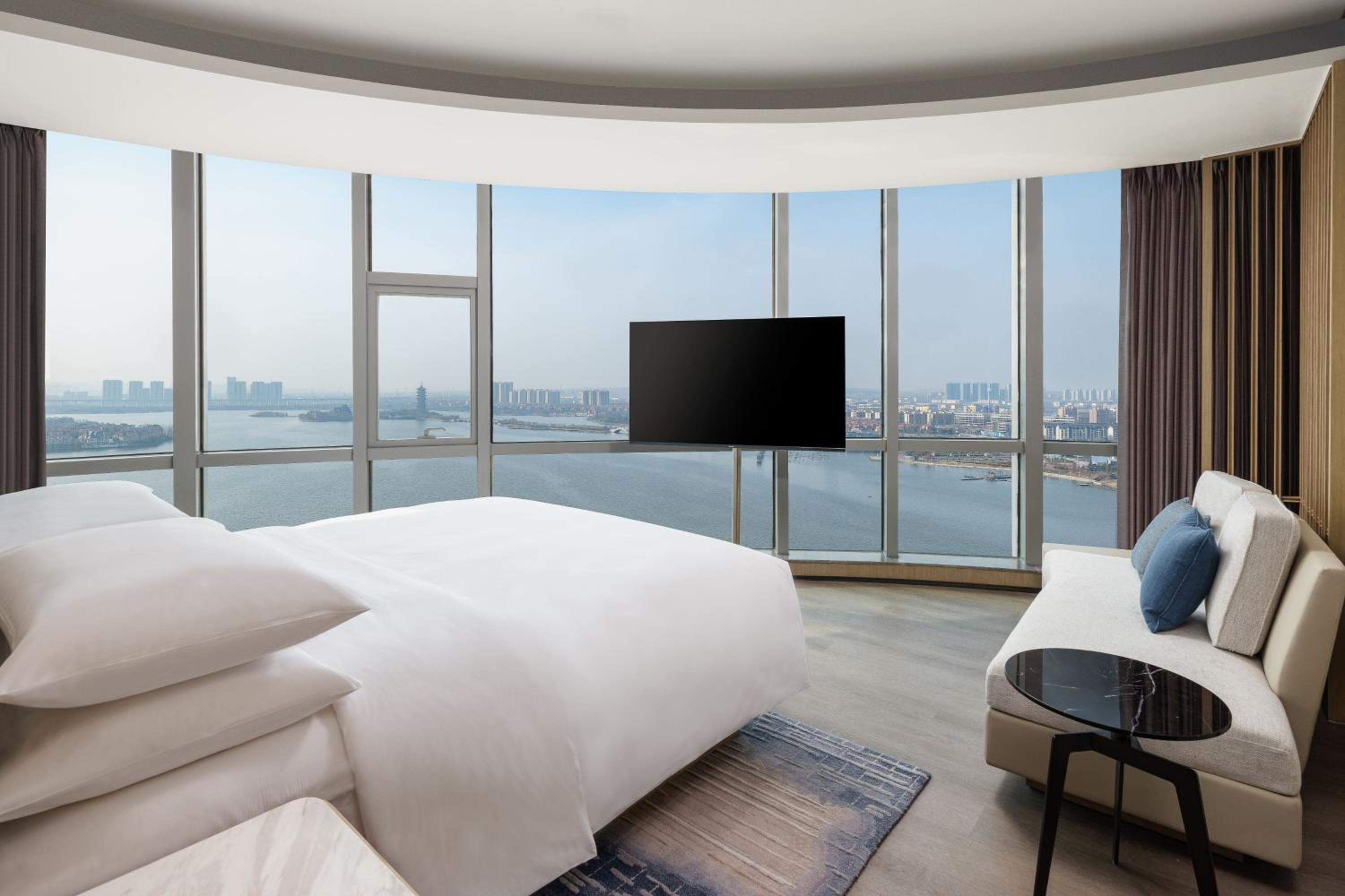 Lake View Suite photo 2
