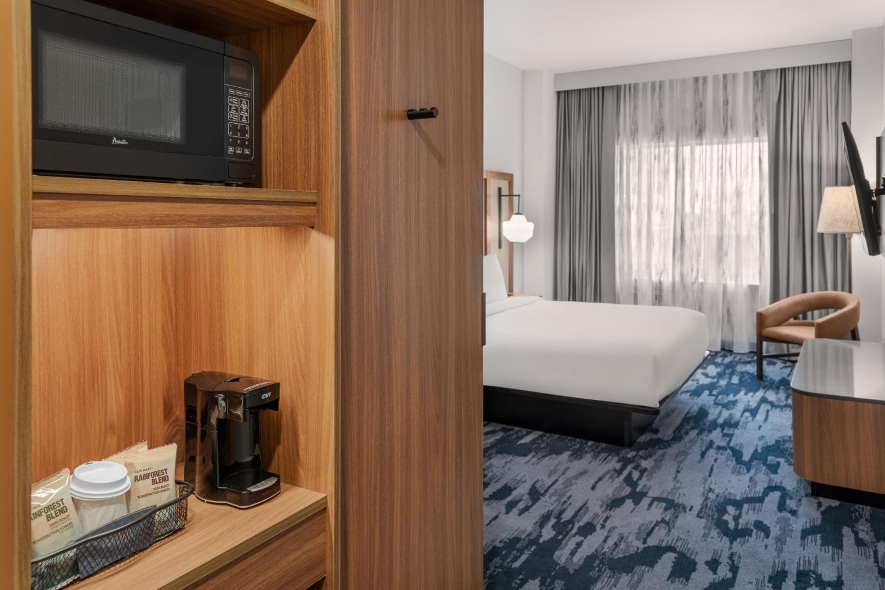 Standard King Room - Hearing Accessible - Photo 1