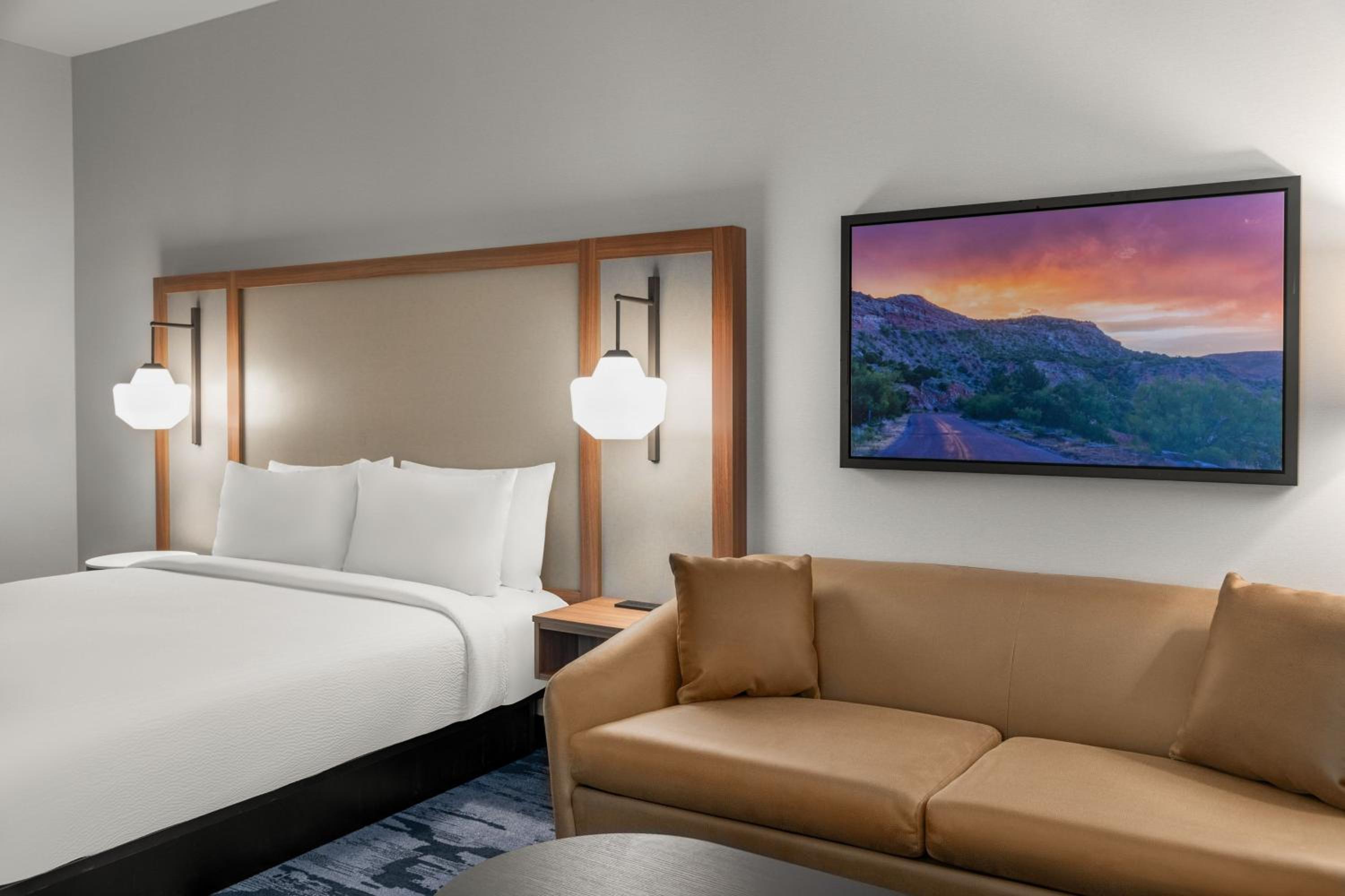 Standard King Room with Balcony - Photo 1