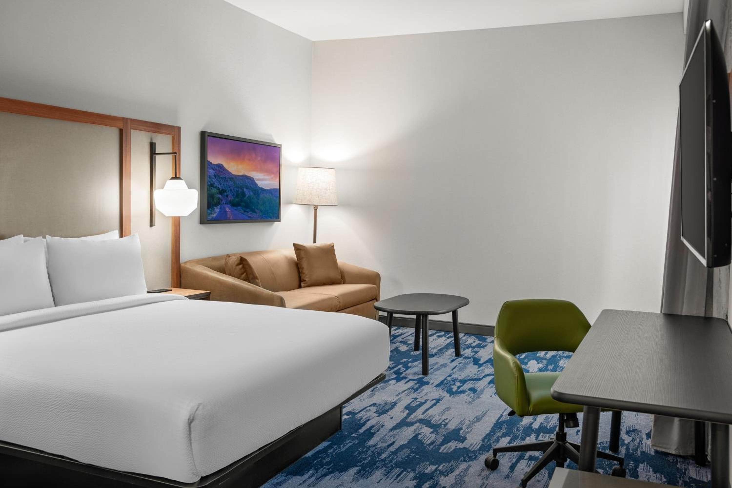 Standard King Room with Balcony - Photo 3