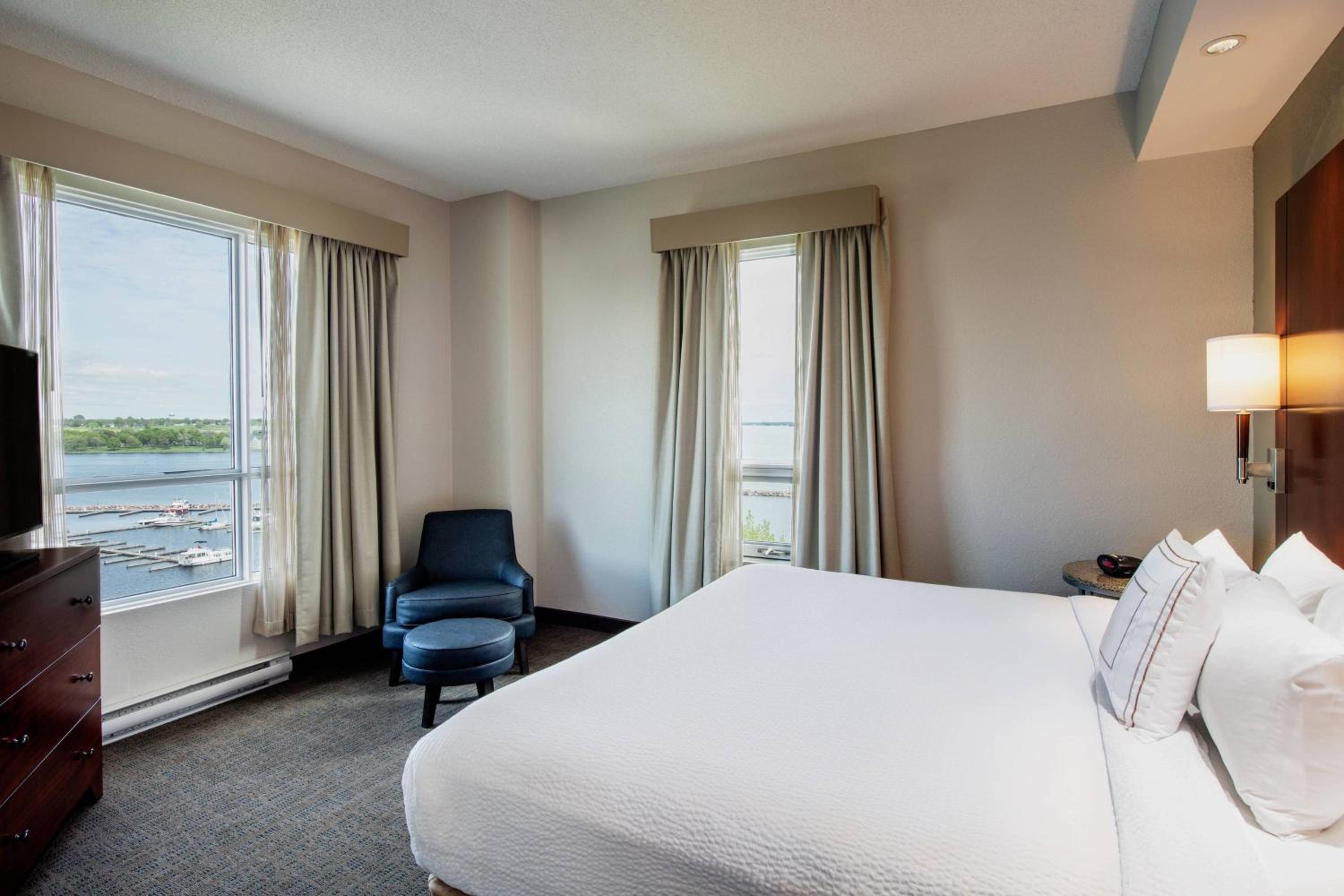 One-Bedroom Suite with Lake View - Photo 1