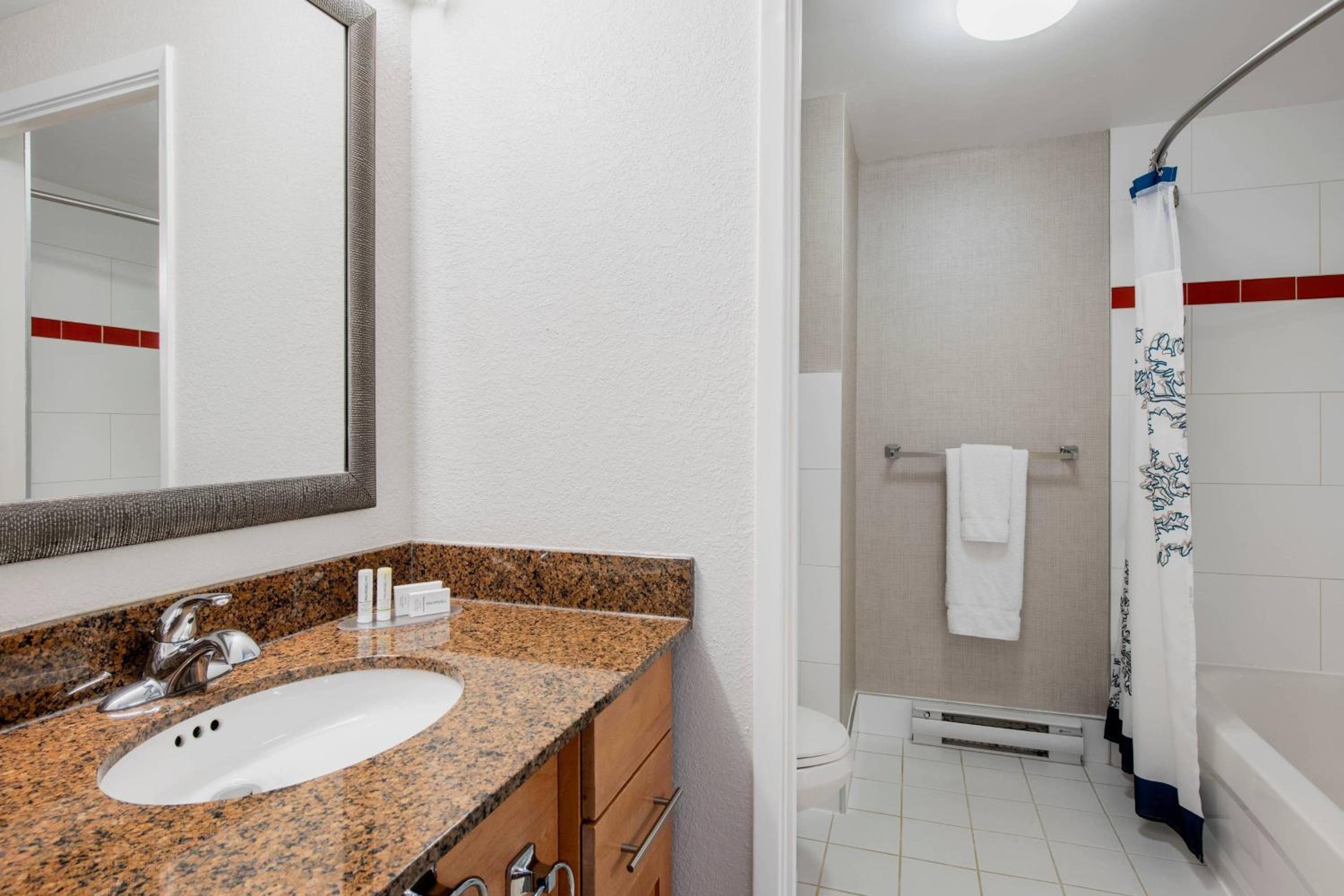 One-Bedroom Suite - Photo 2