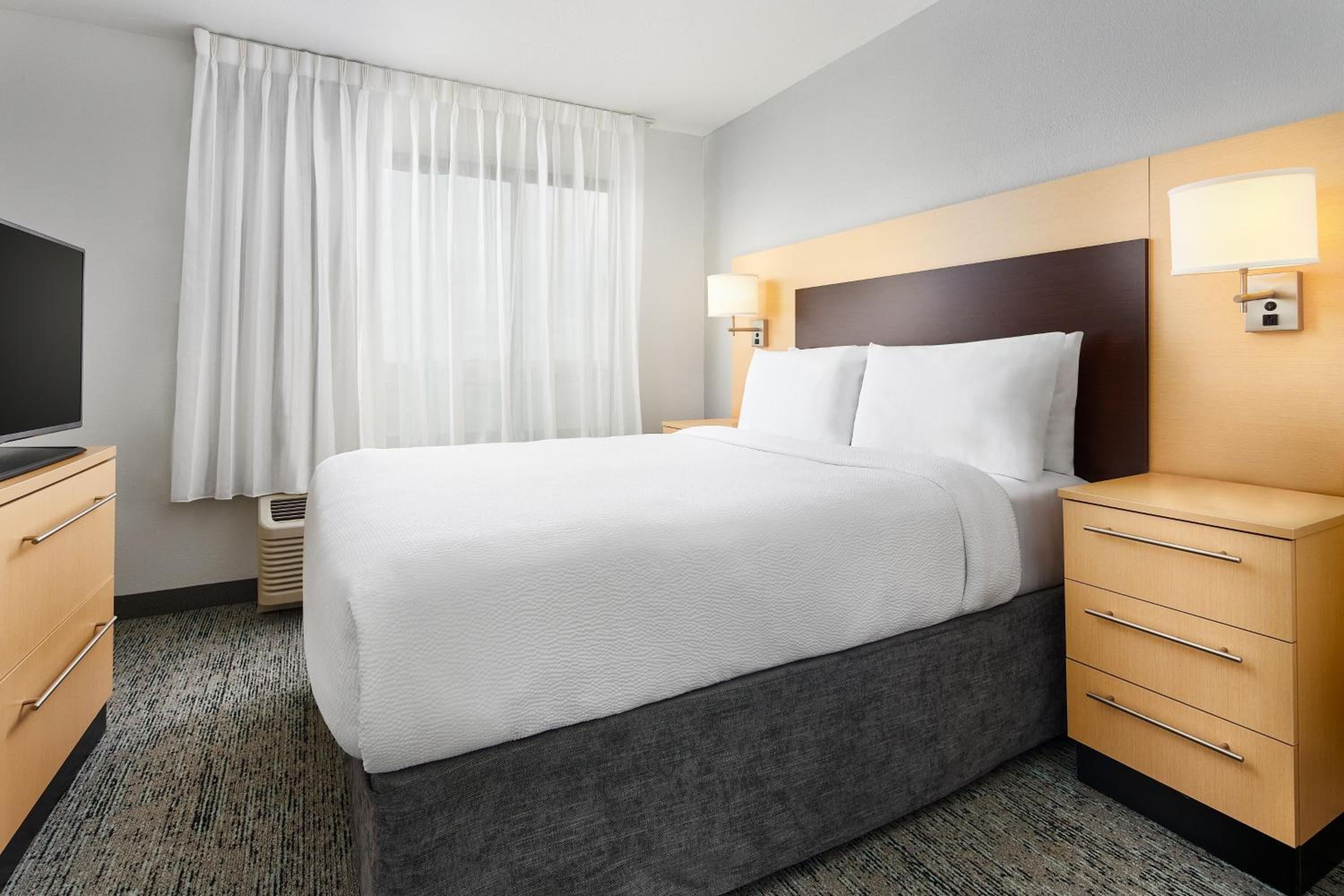 1 Bedroom Suite, 1 Queen, Sofa bed photo 1