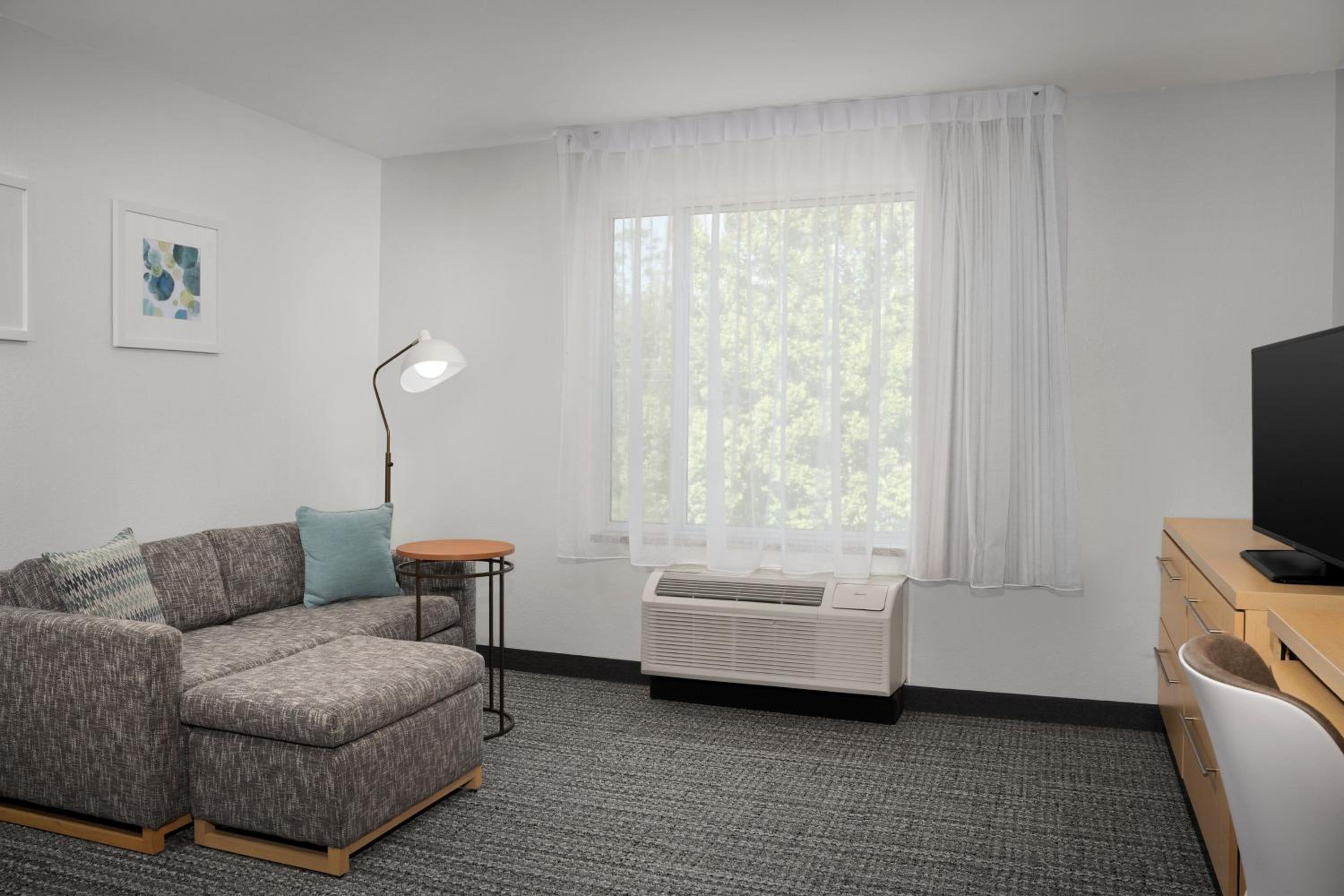 One-Bedroom Queen Suite photo 1