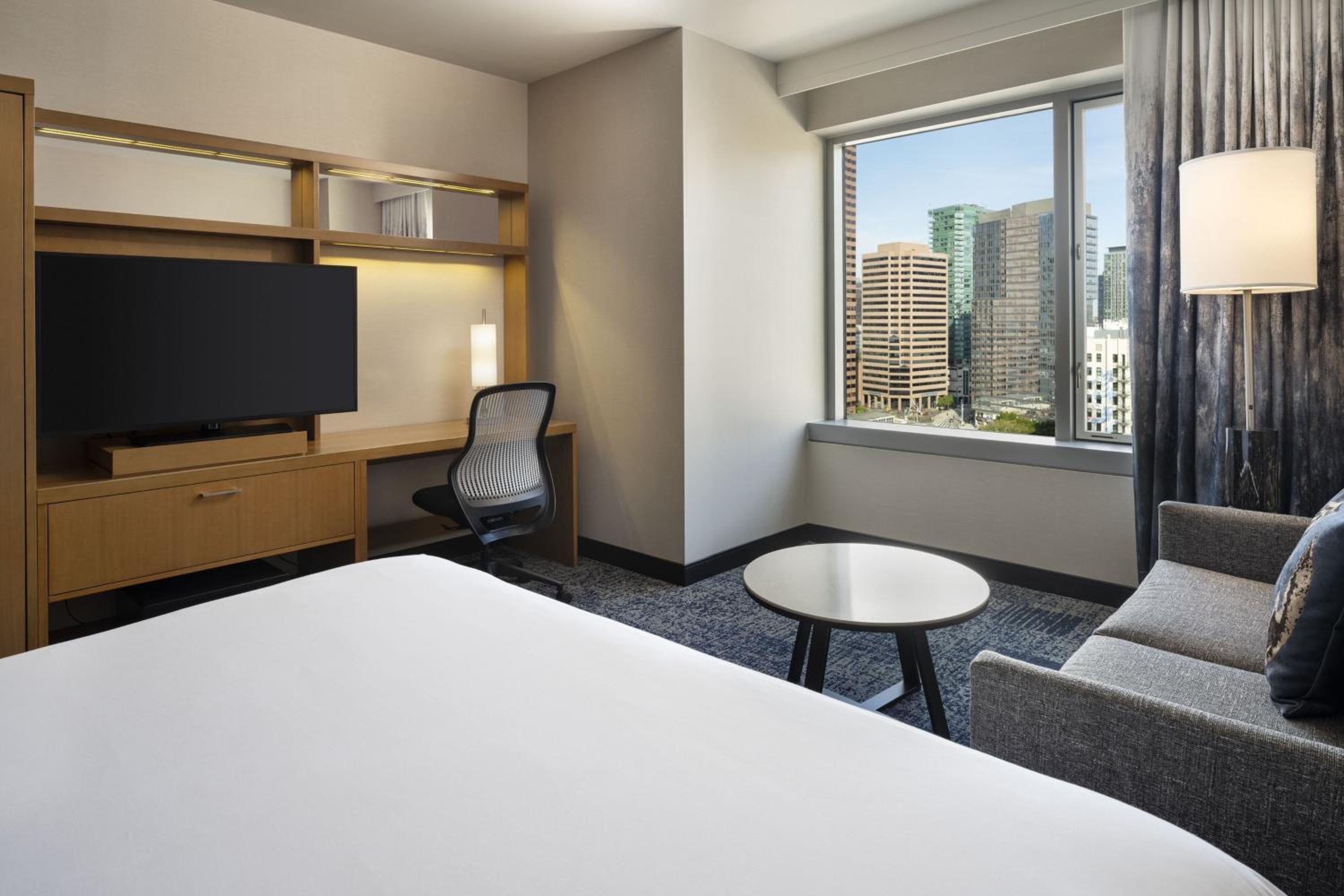 Guest King Room with Sofa Bed and City View - High Floor thumbnail 5