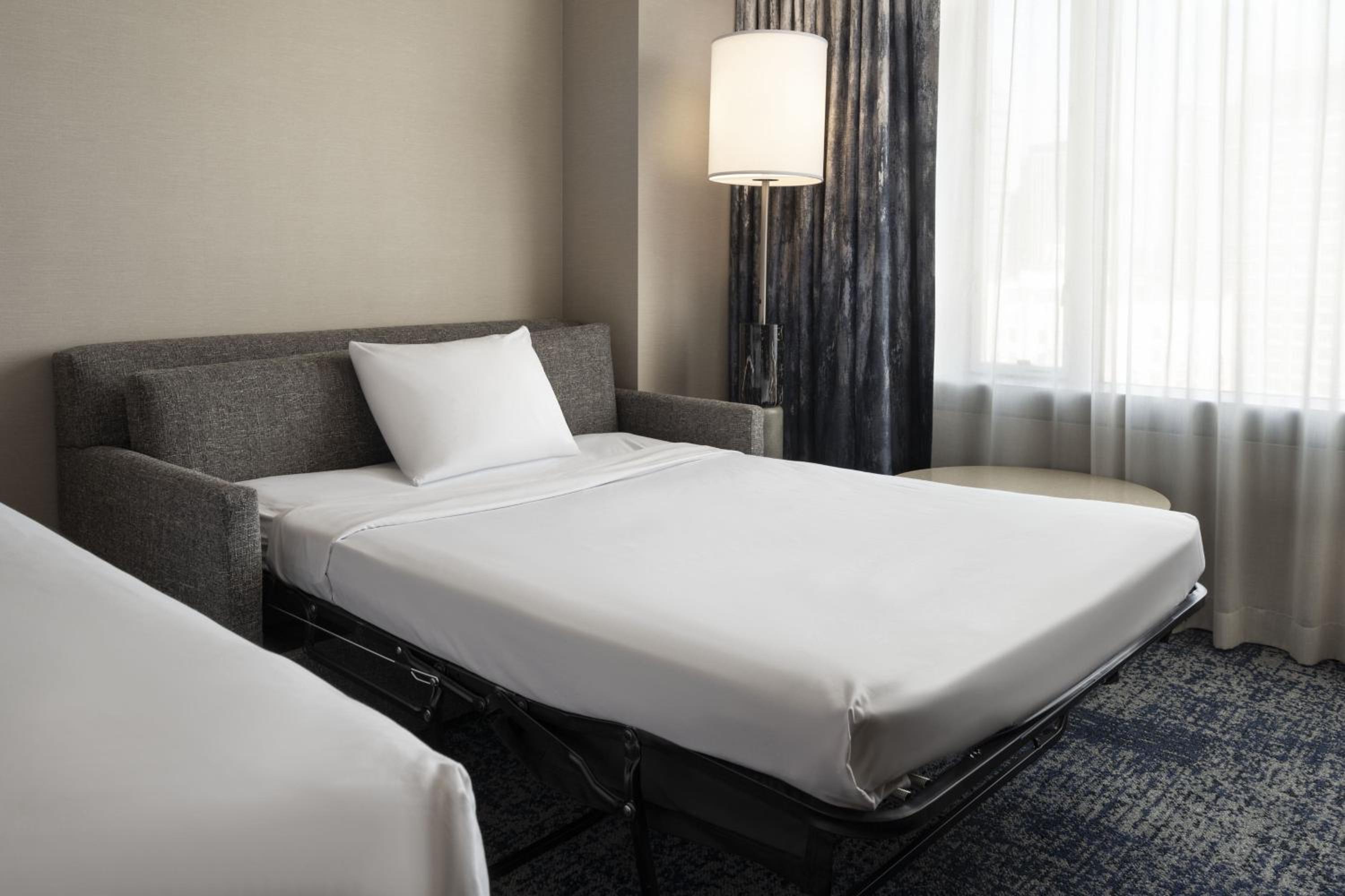 Executive King Room with Sofa Bed and Adapted Tub - Mobility Accessible
