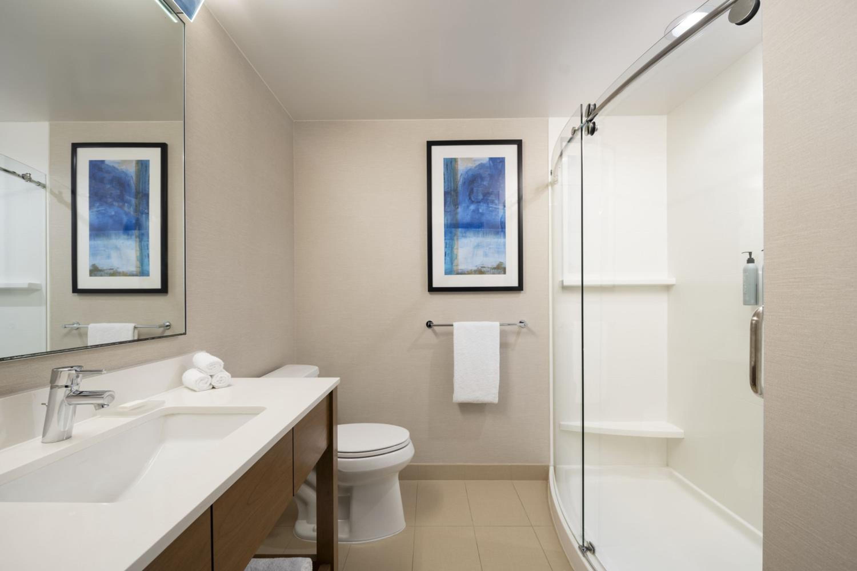 Executive King Room with Sofa Bed and Adapted Tub - Mobility Accessible thumbnail 6