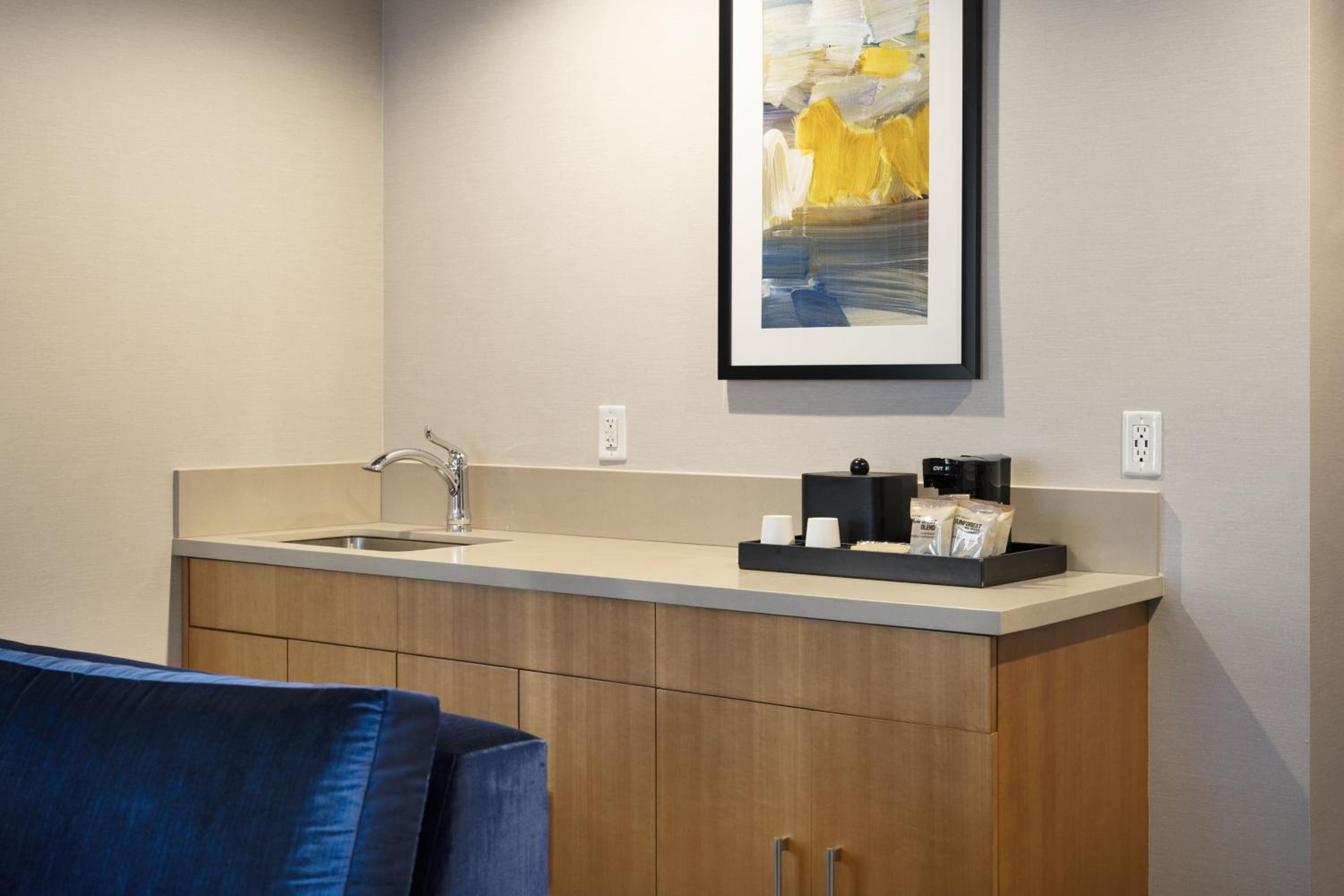 One-Bedroom King Suite with Sofa Bed and Tub - Mobility and Hearing Accessible