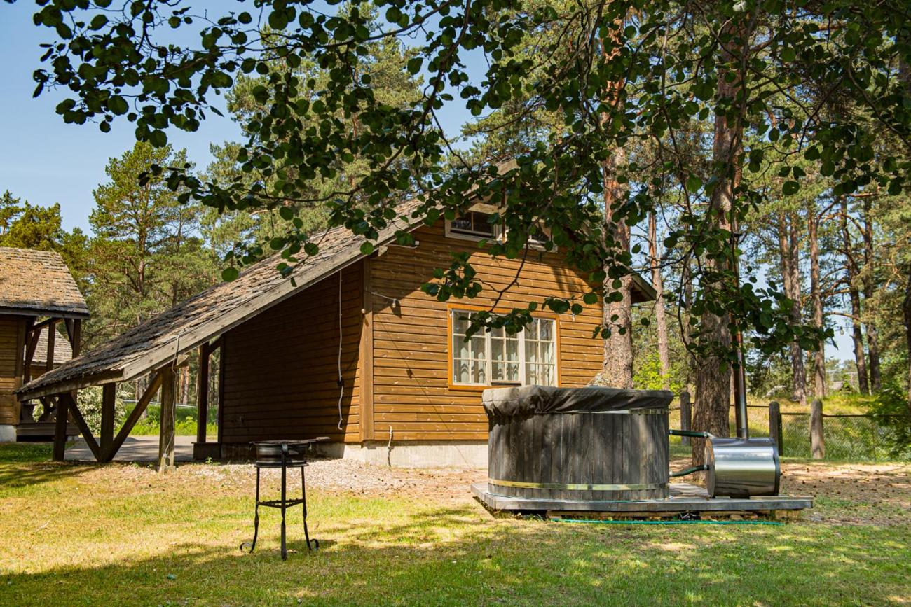 Cottage with lake view and hot tub photo 2