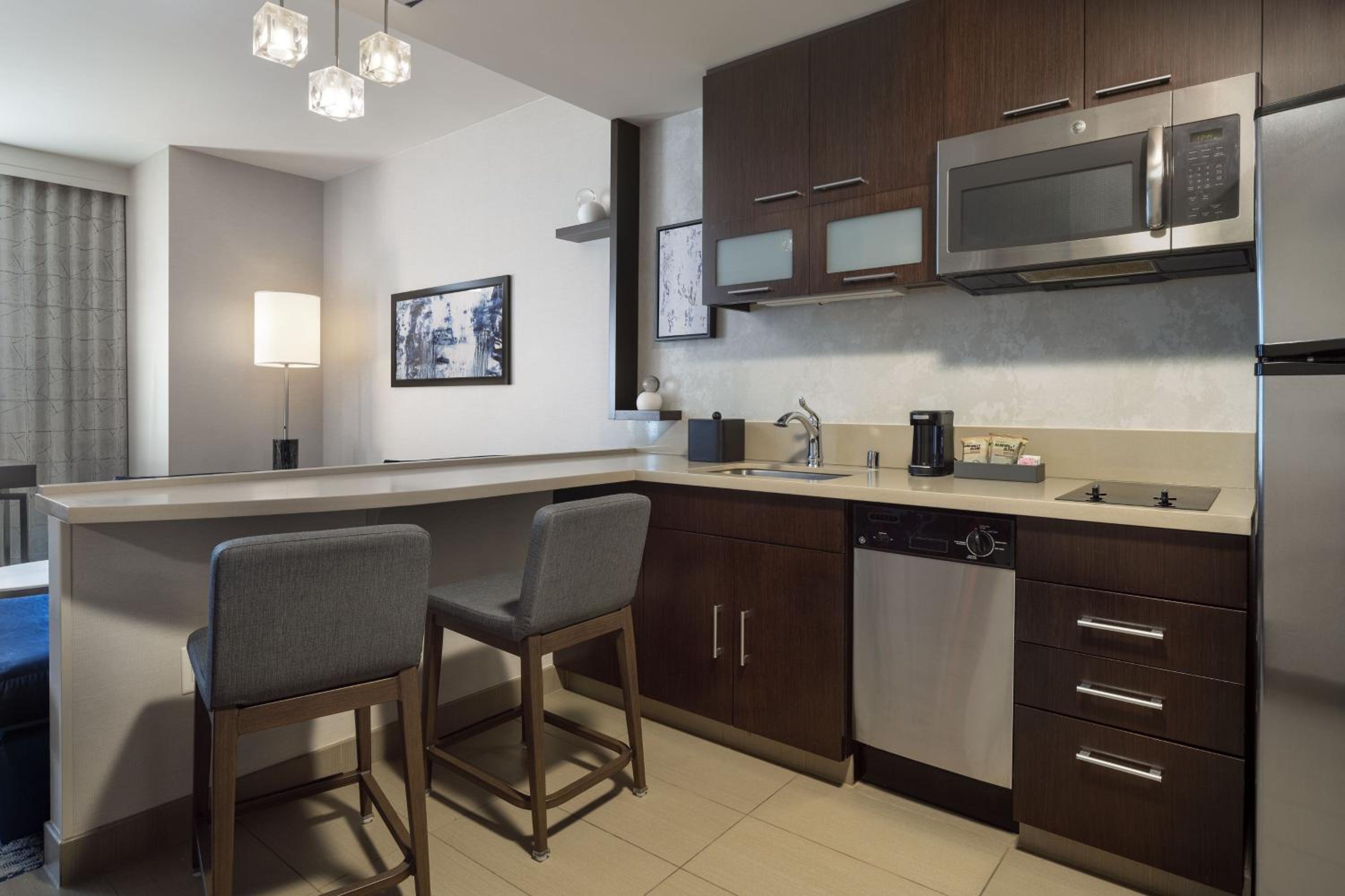 Studio Queen Room with Sofa Bed and Tub - Mobility Accessible