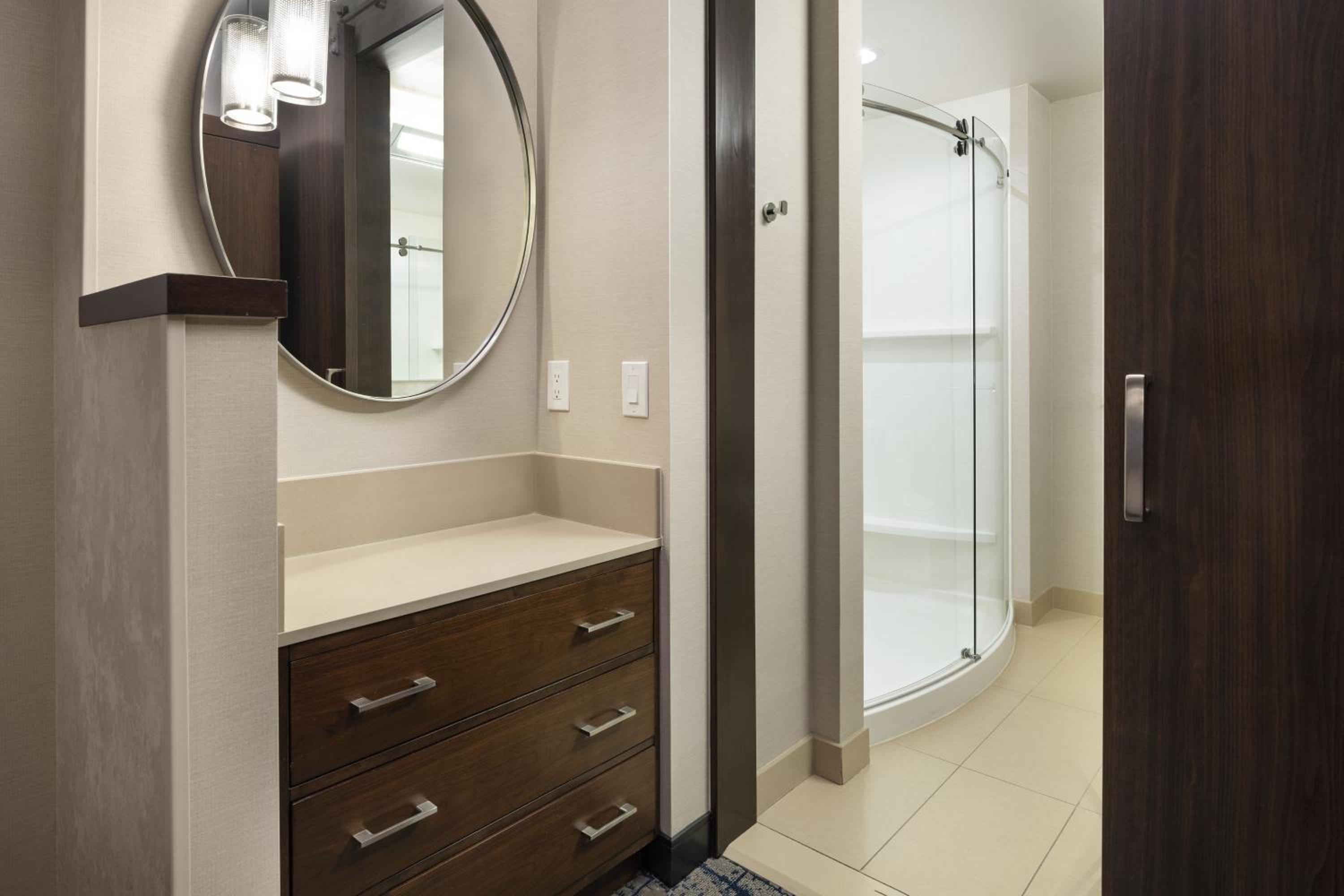 One-Bedroom Large King Suite- Hearing Accessible thumbnail 6