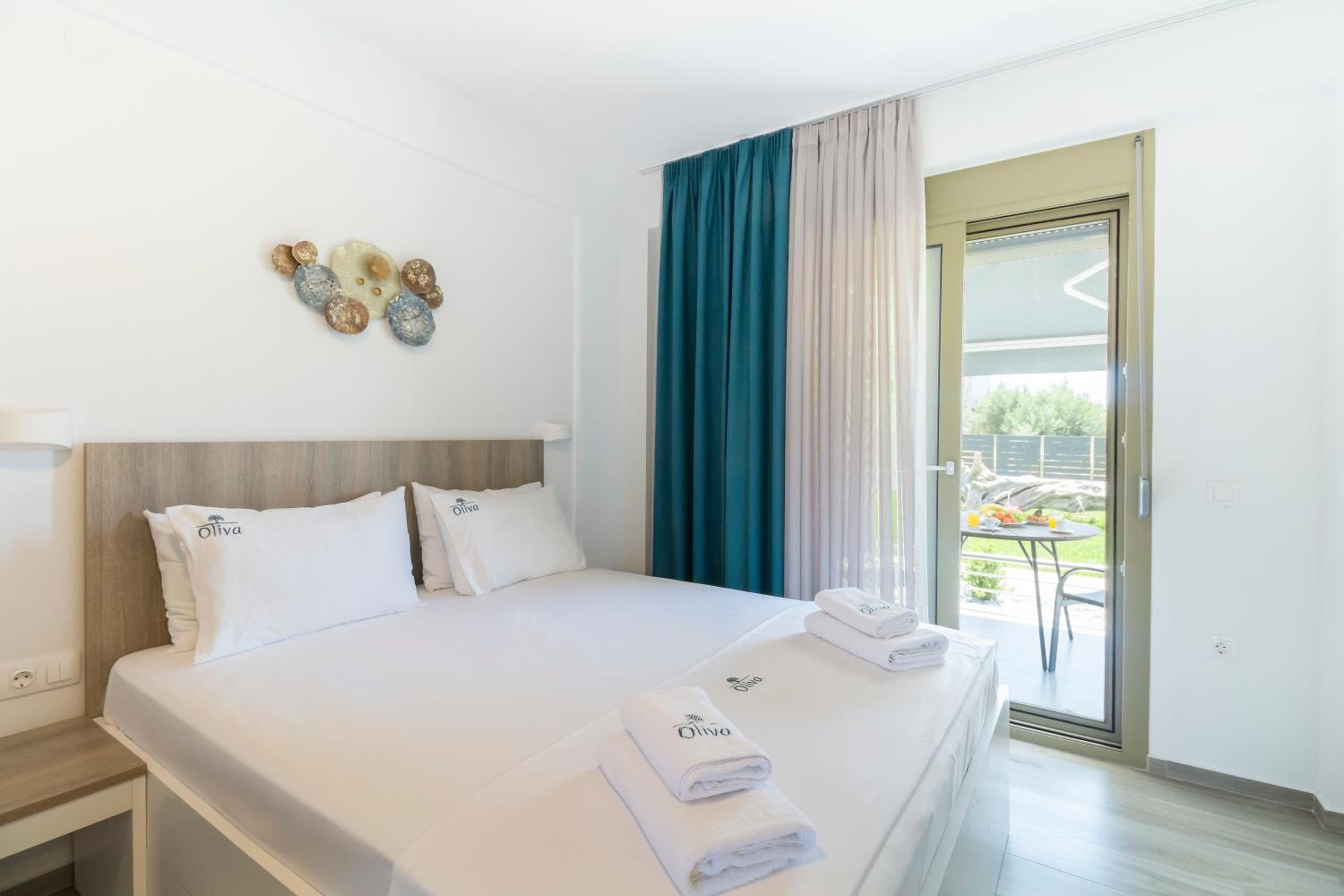 Deluxe Double Room (2 Adults + 1 Child)