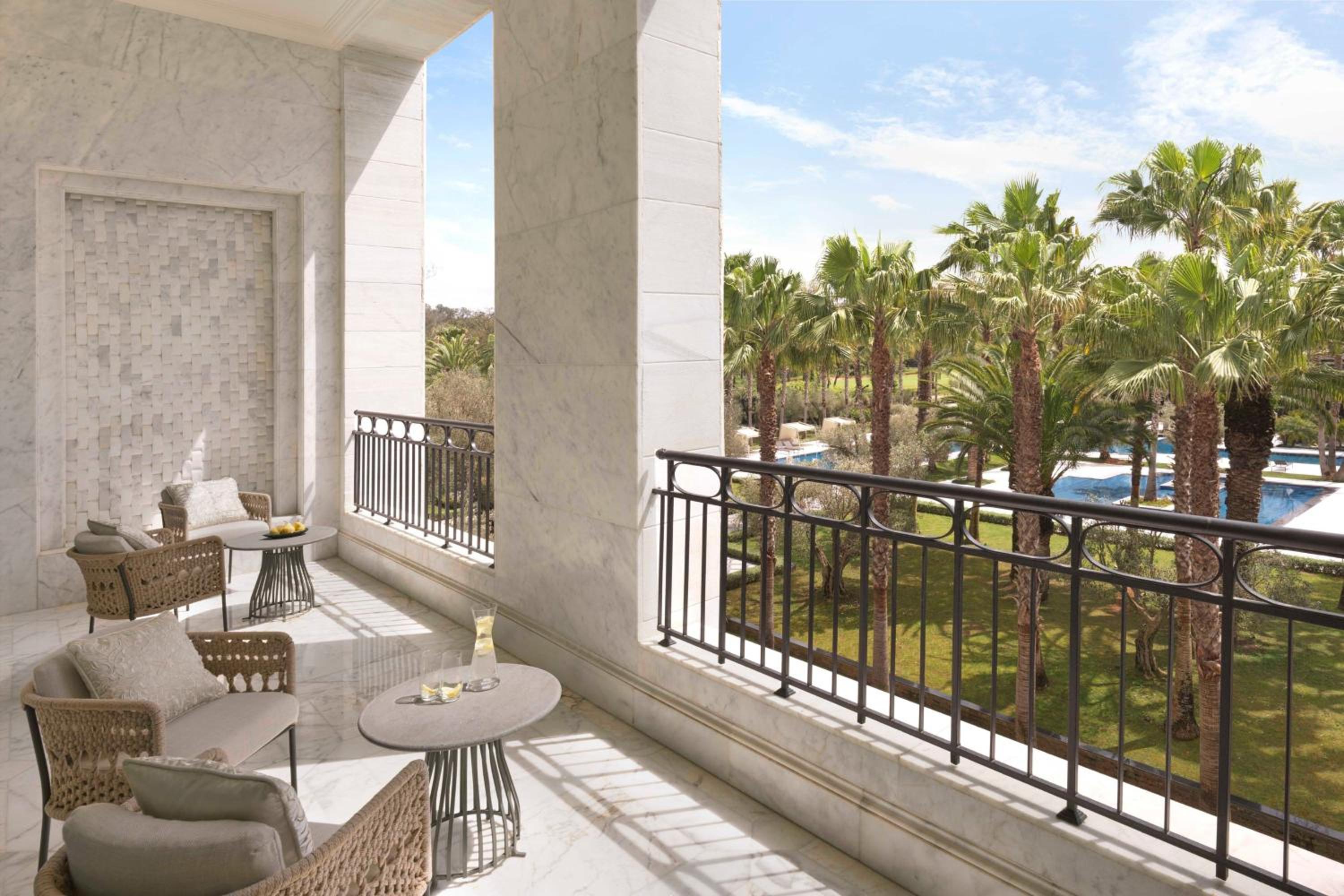 One-Bedroom Majestic King Suite with Garden View - Photo 7
