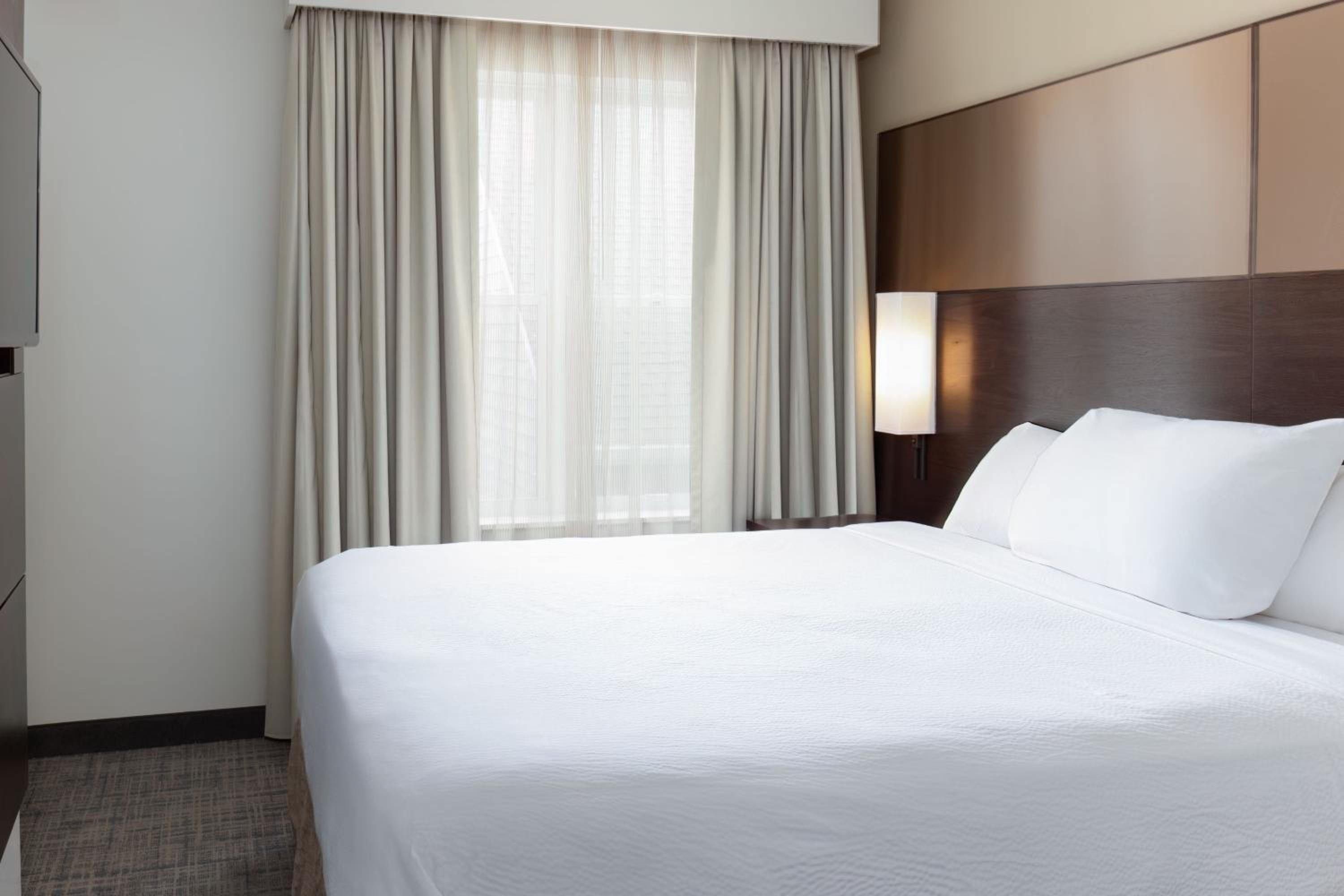 Hearing acc/roll in shwr, 1 Bedroom Suite, 1 King, Sofa bed