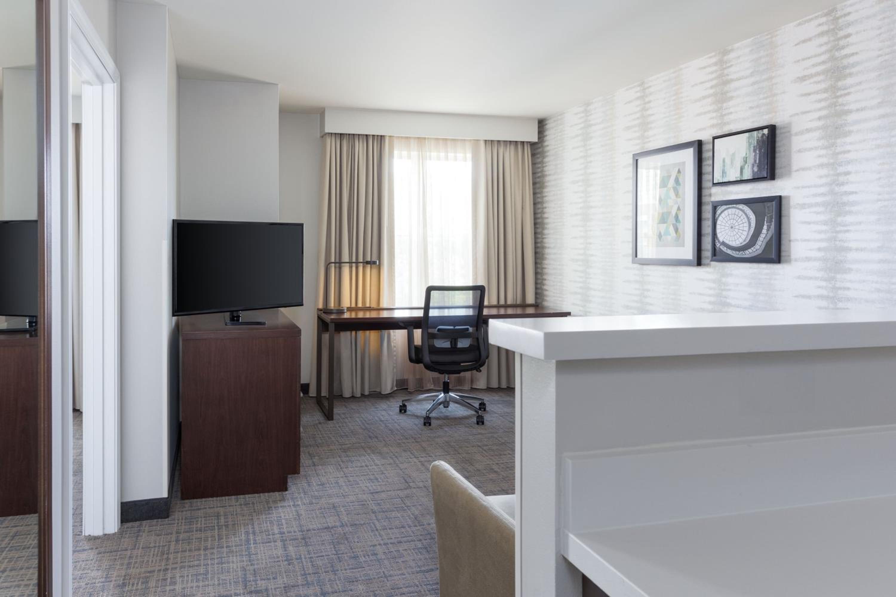 Hearing acc/roll in shwr, 1 Bedroom Suite, 1 King, Sofa bed photo 2