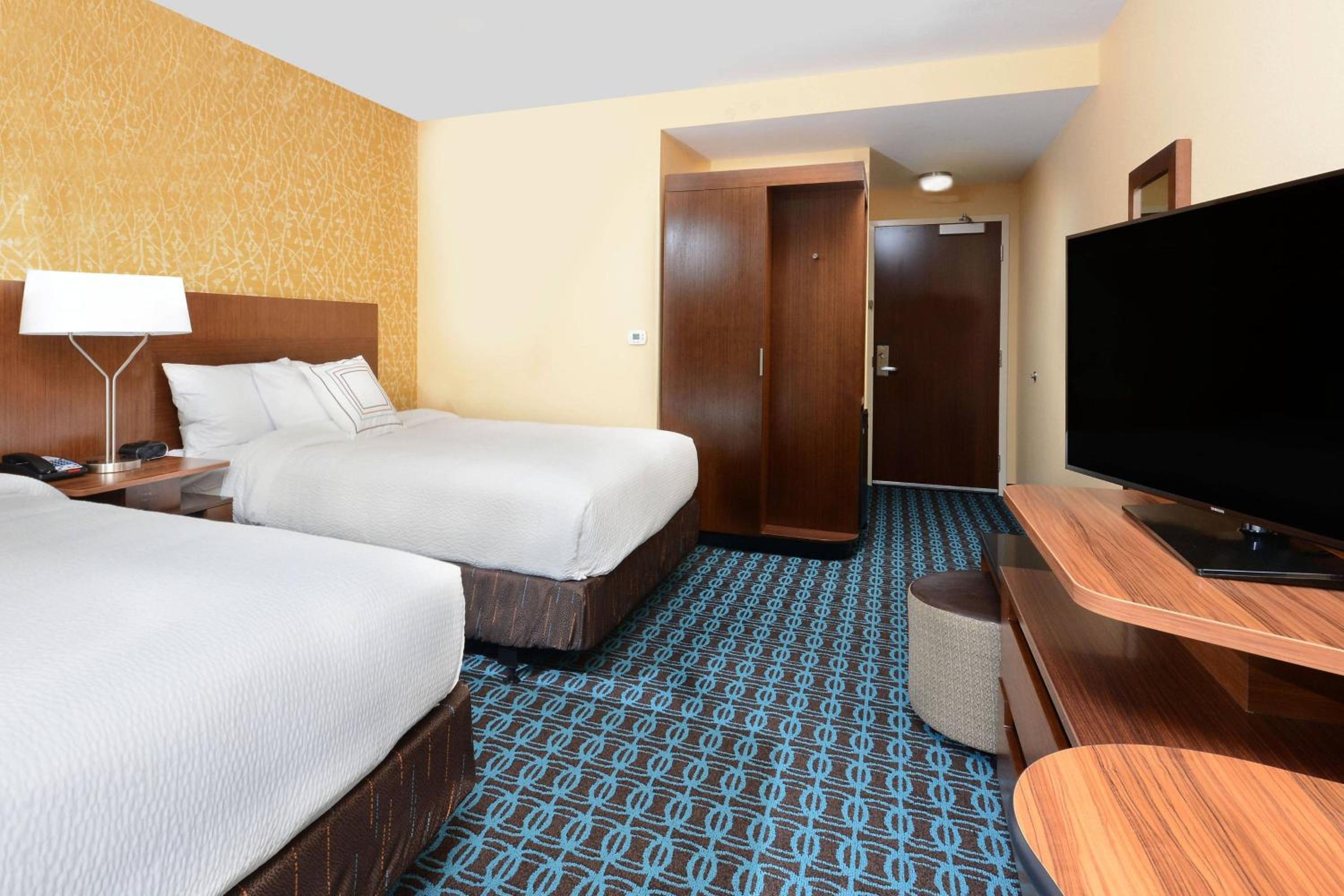Queen Room with Two Queen Beds, Bathtub and Transfer Shower - Mobility Access/Hearing Accessible photo 2