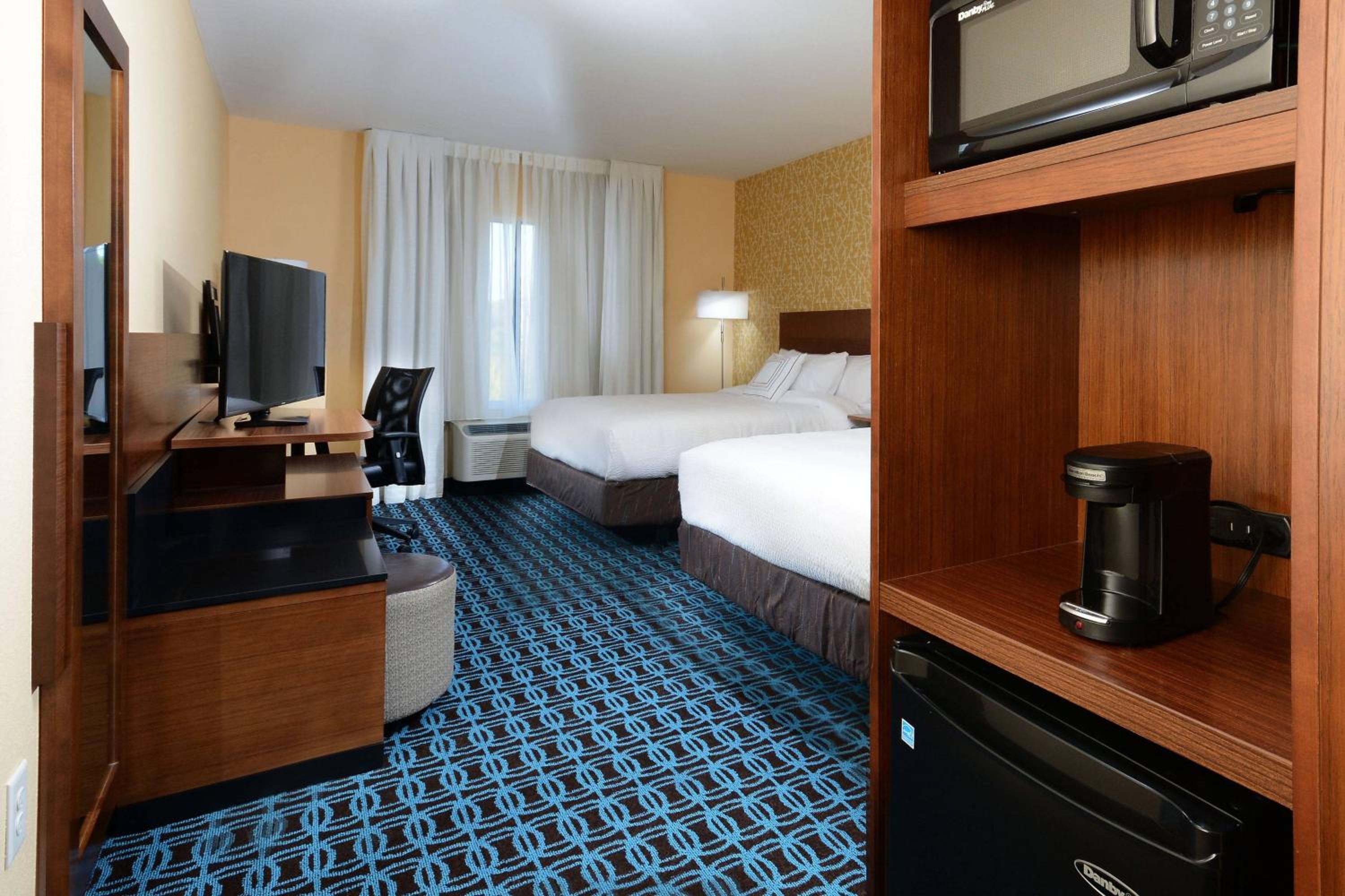 Queen Room with Two Queen Beds, Bathtub and Transfer Shower - Mobility Access/Hearing Accessible photo 3