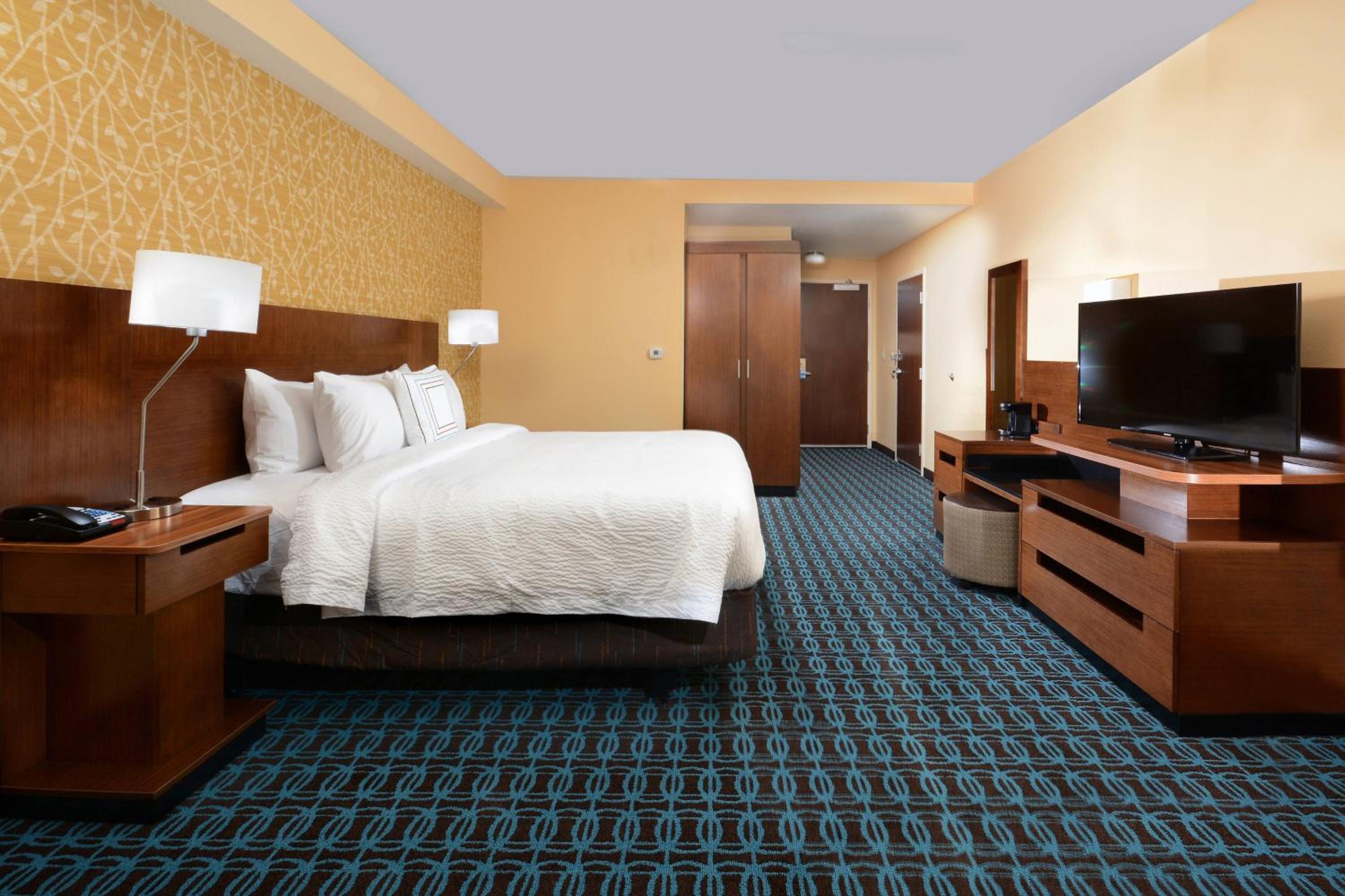 King Suite with Bathtub, Transfer Shower and Sofa Bed - Mobility Access/Hearing Accessible