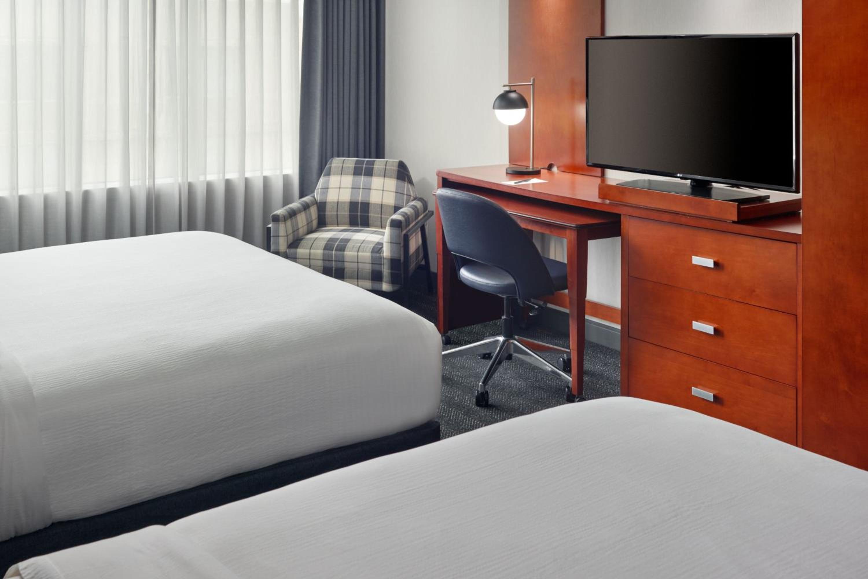 Queen Room with Two Queen Beds - Photo 6