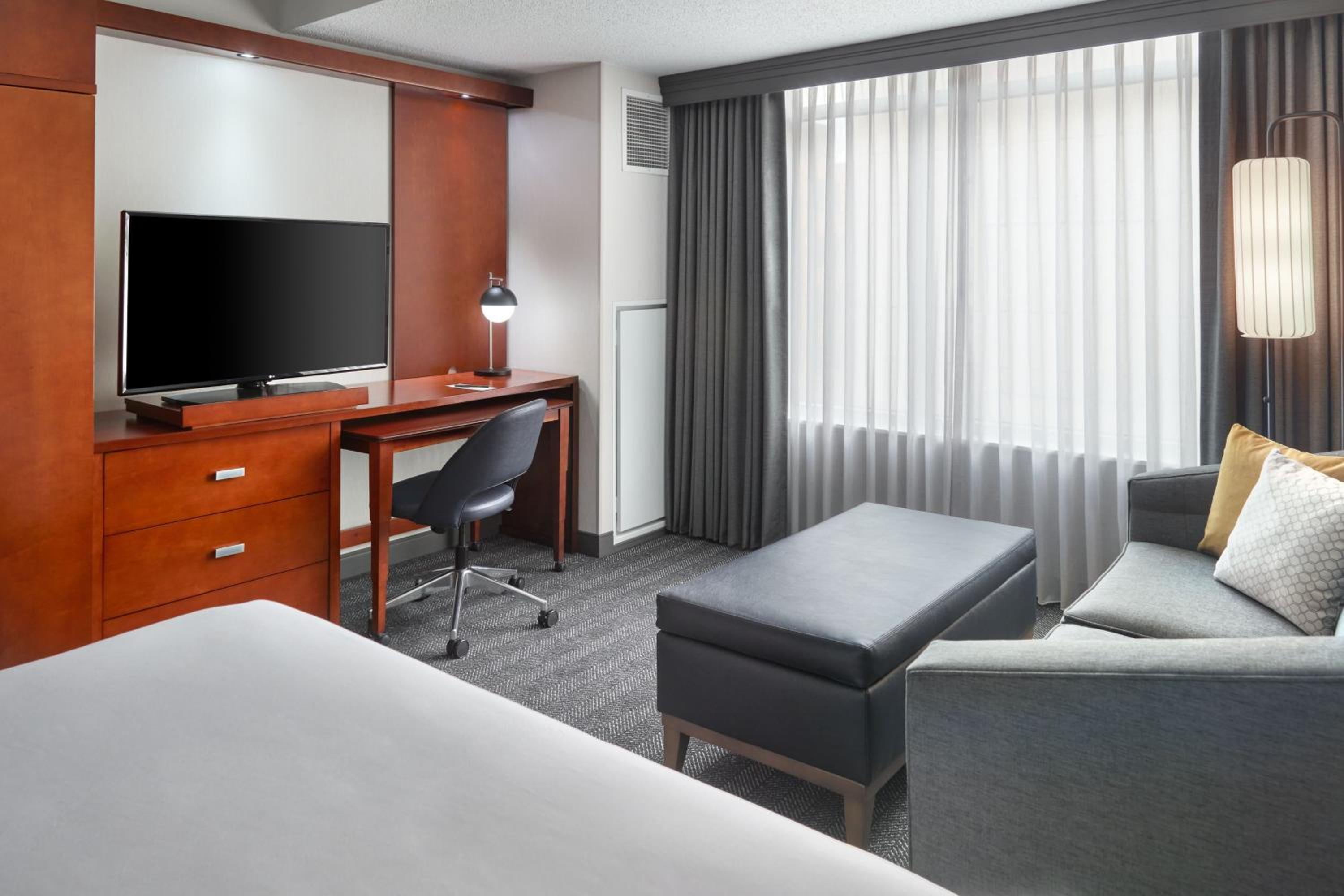 King Room with Sofa Bed - Photo 2