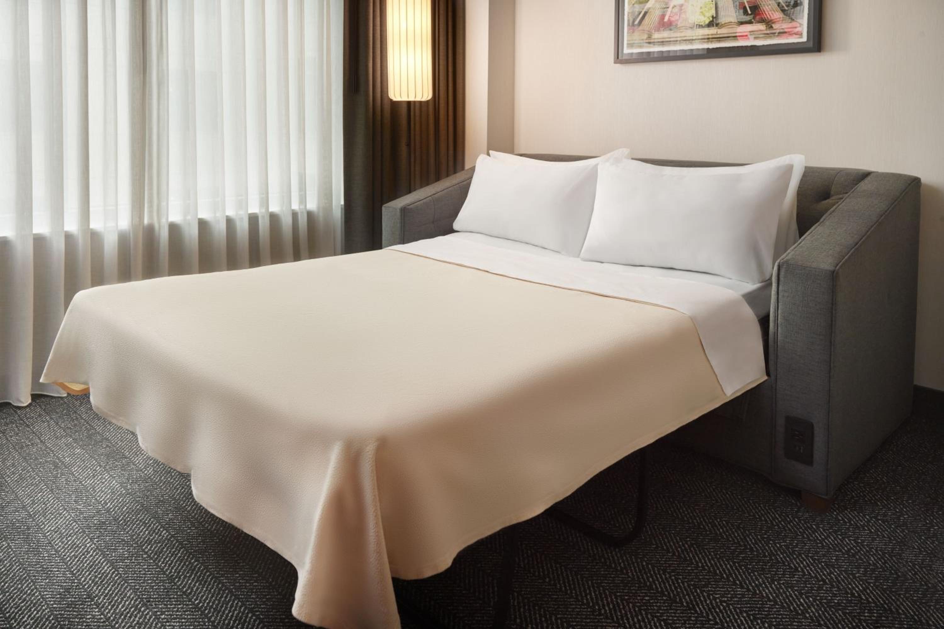 King Room with Sofa Bed - Photo 4
