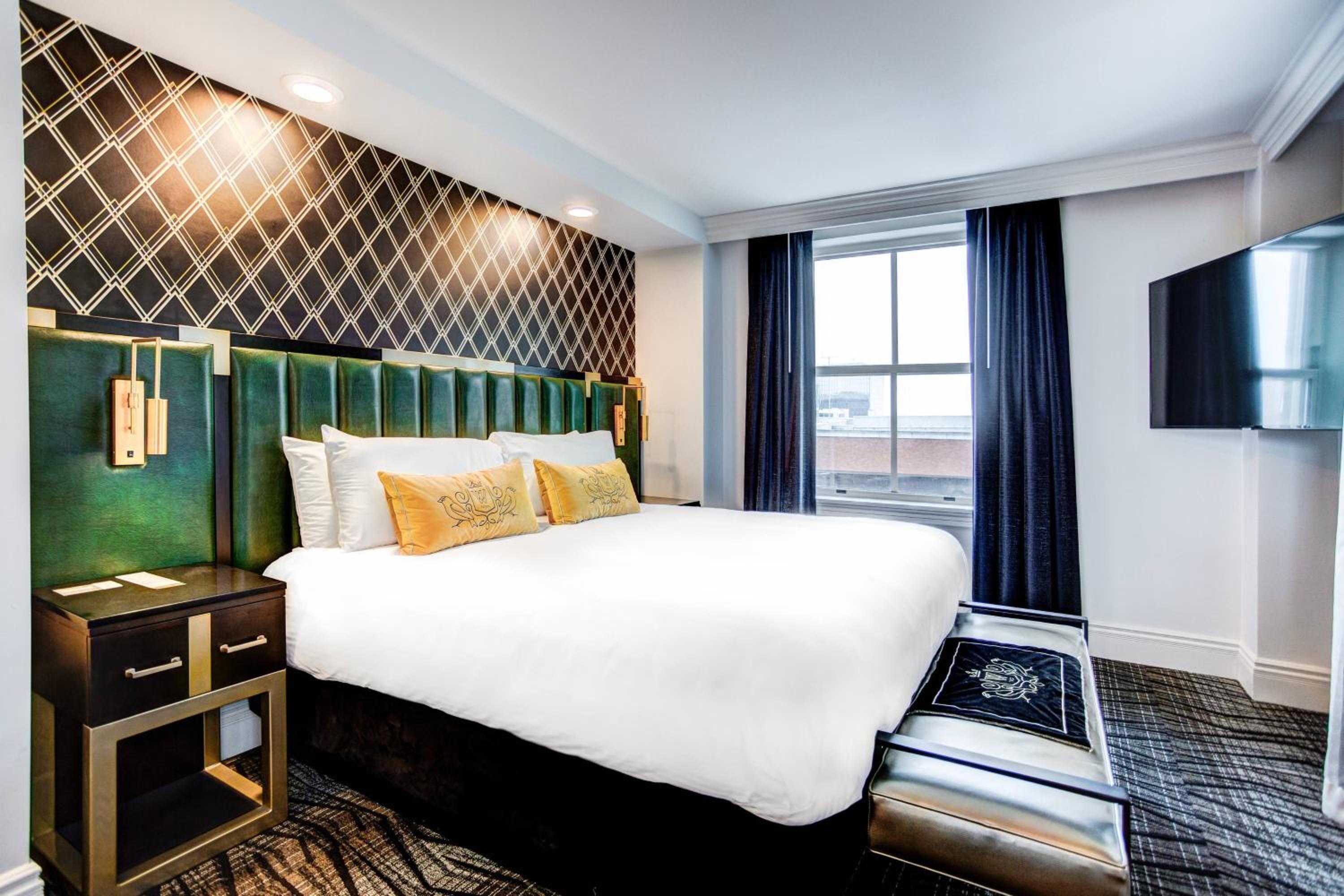 1 Bedroom Suite, 1 King, Sofa bed - Photo 2