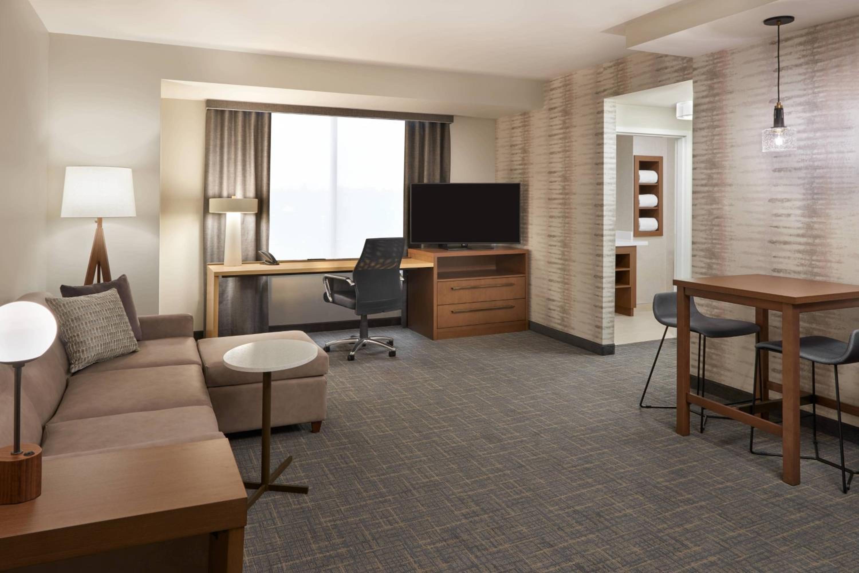 1 Bedroom Suite, 1 King, Sofa bed - Photo 1