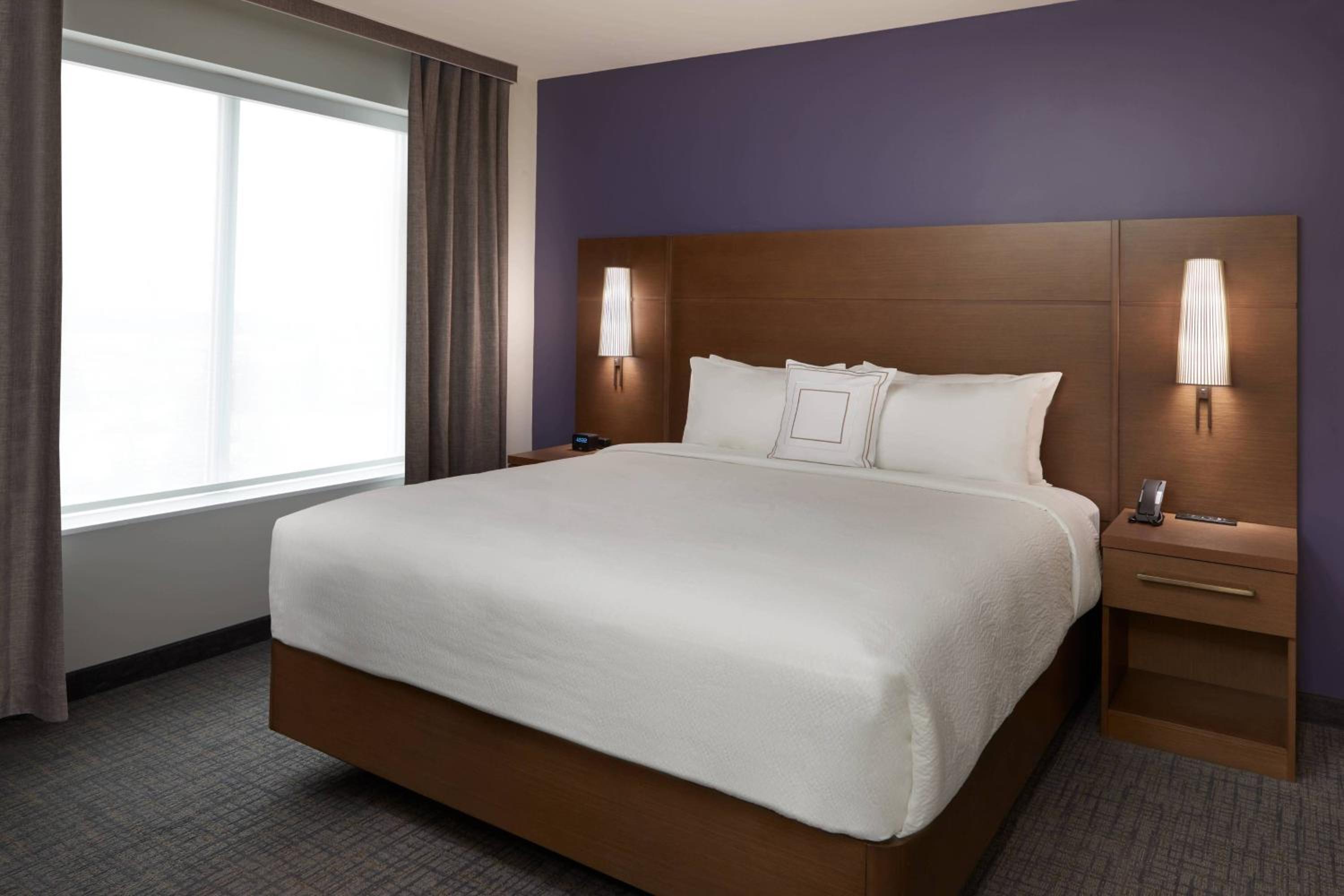 1 Bedroom Suite, 1 King, Sofa bed - Photo 2