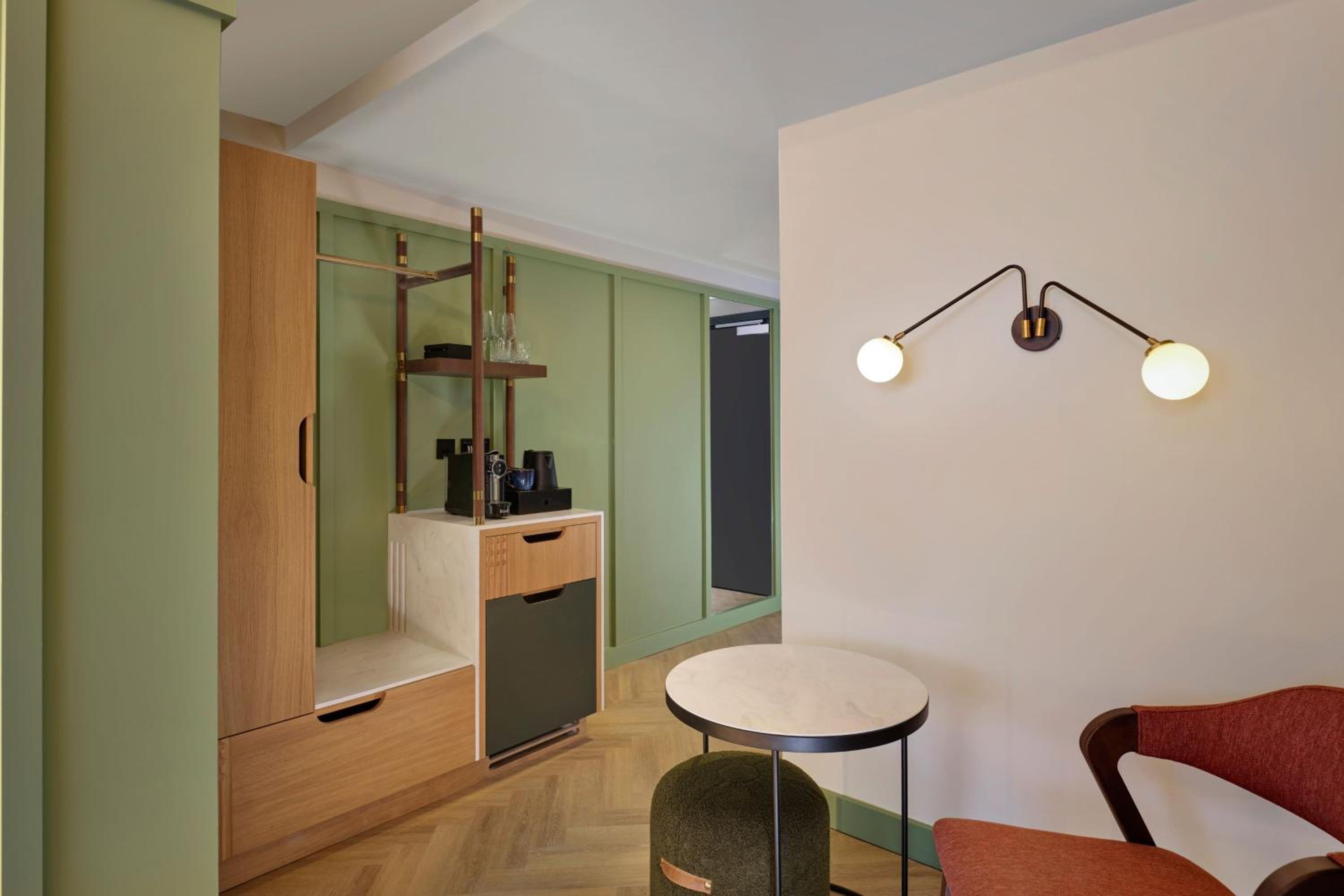 Cozy Queen Room with City View - Photo 3