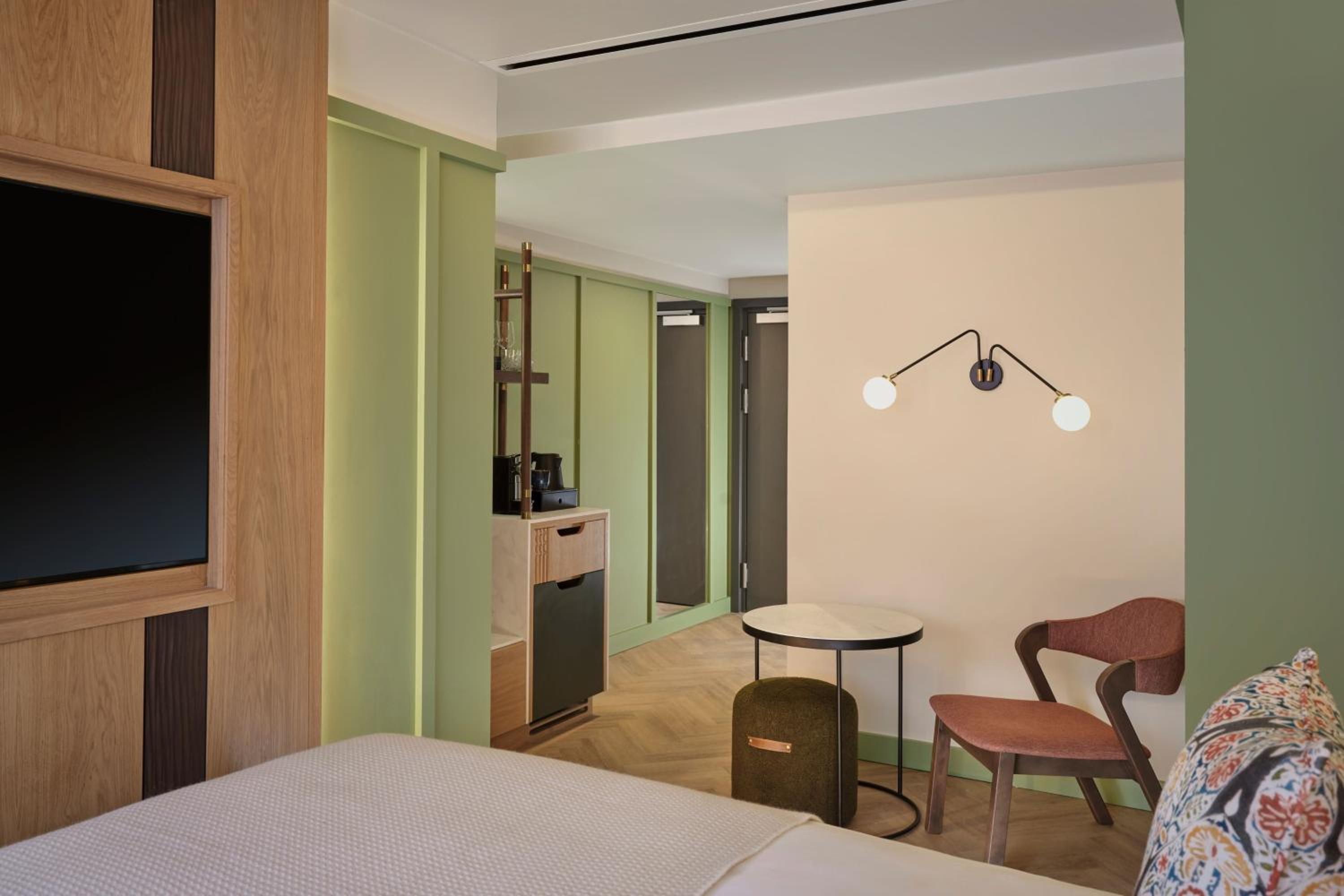 Cozy Queen Room with City View - Photo 4