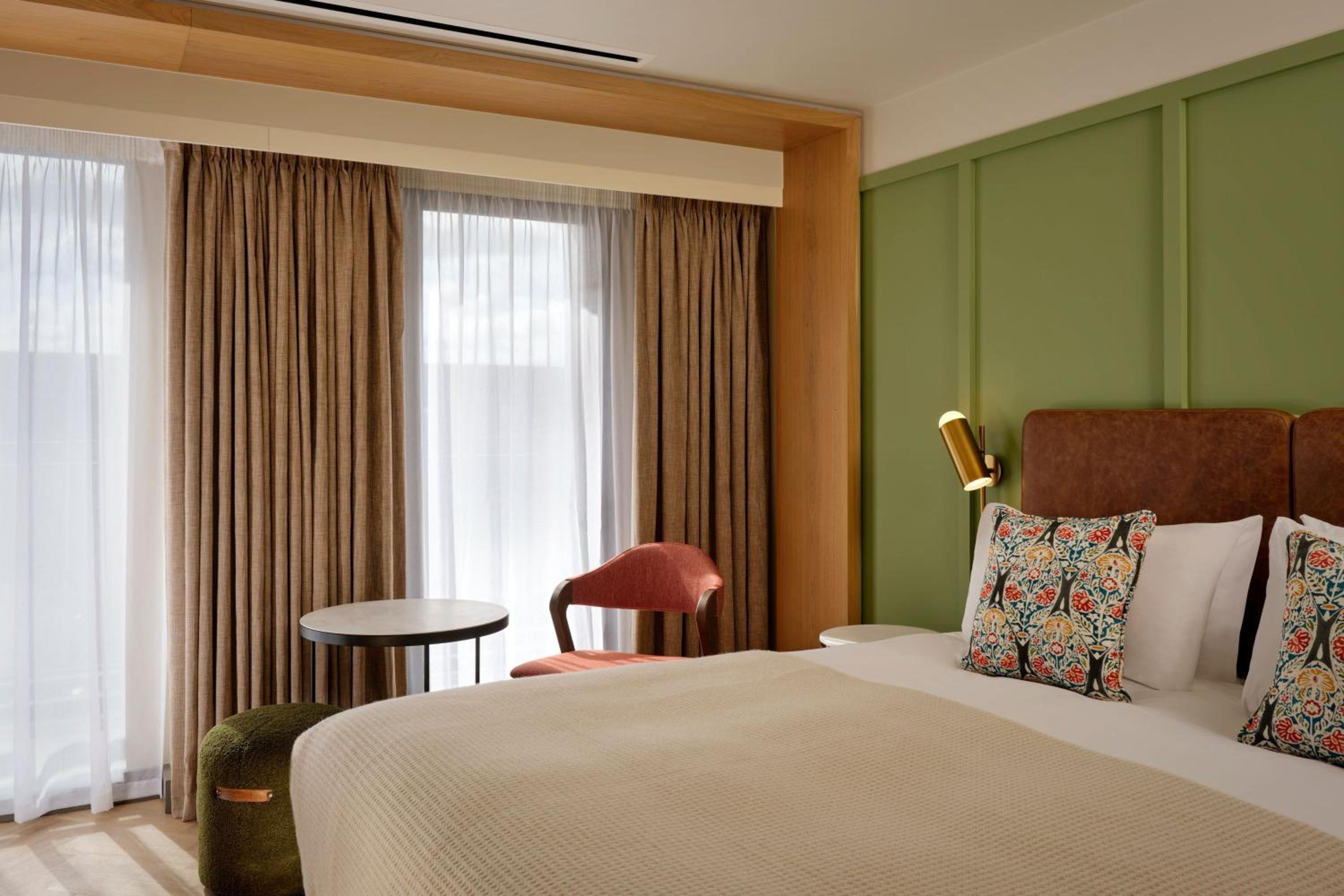 Deluxe Queen Room with Balcony - Photo 4