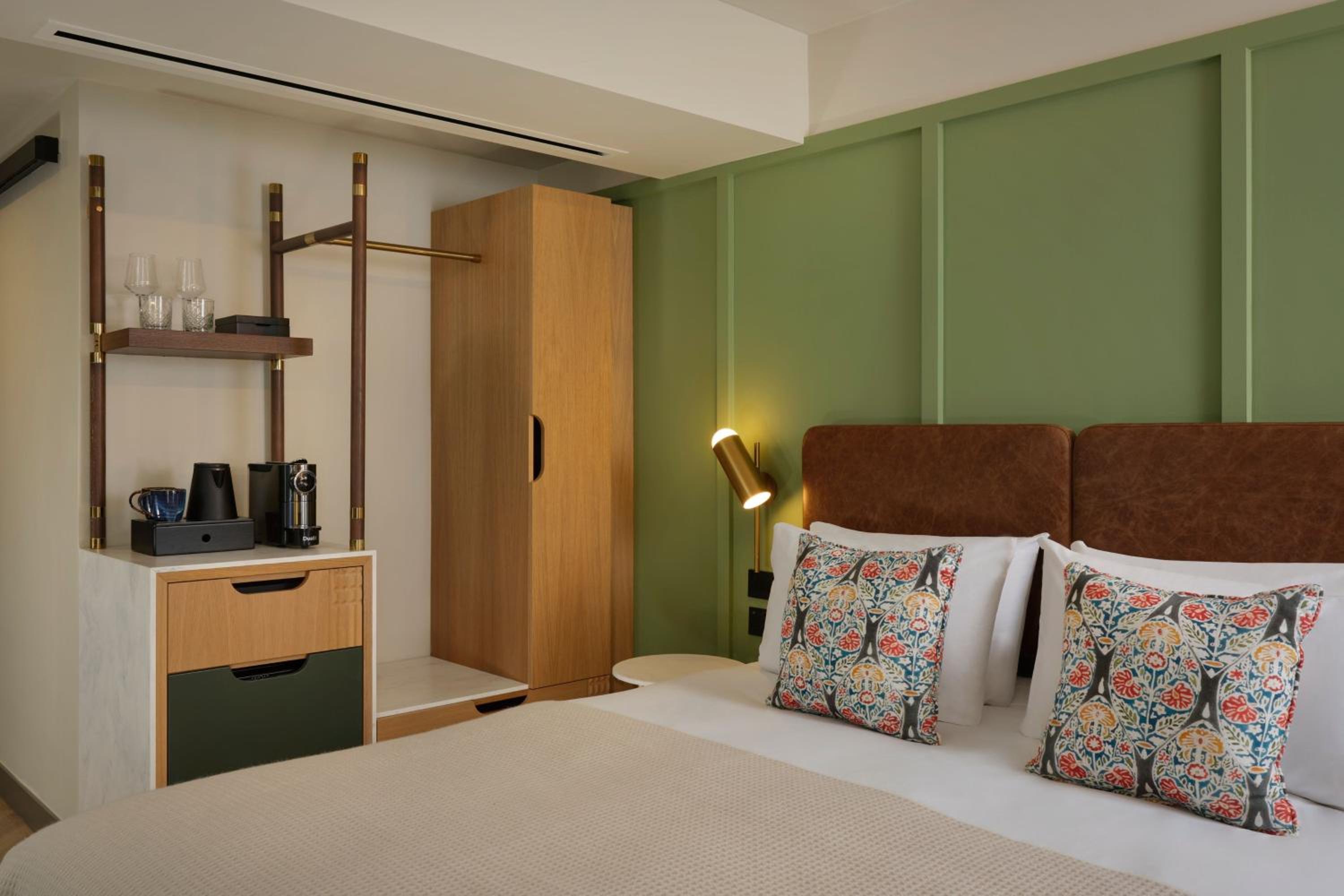 Deluxe Queen Room with Double Bed and City View - Photo 4