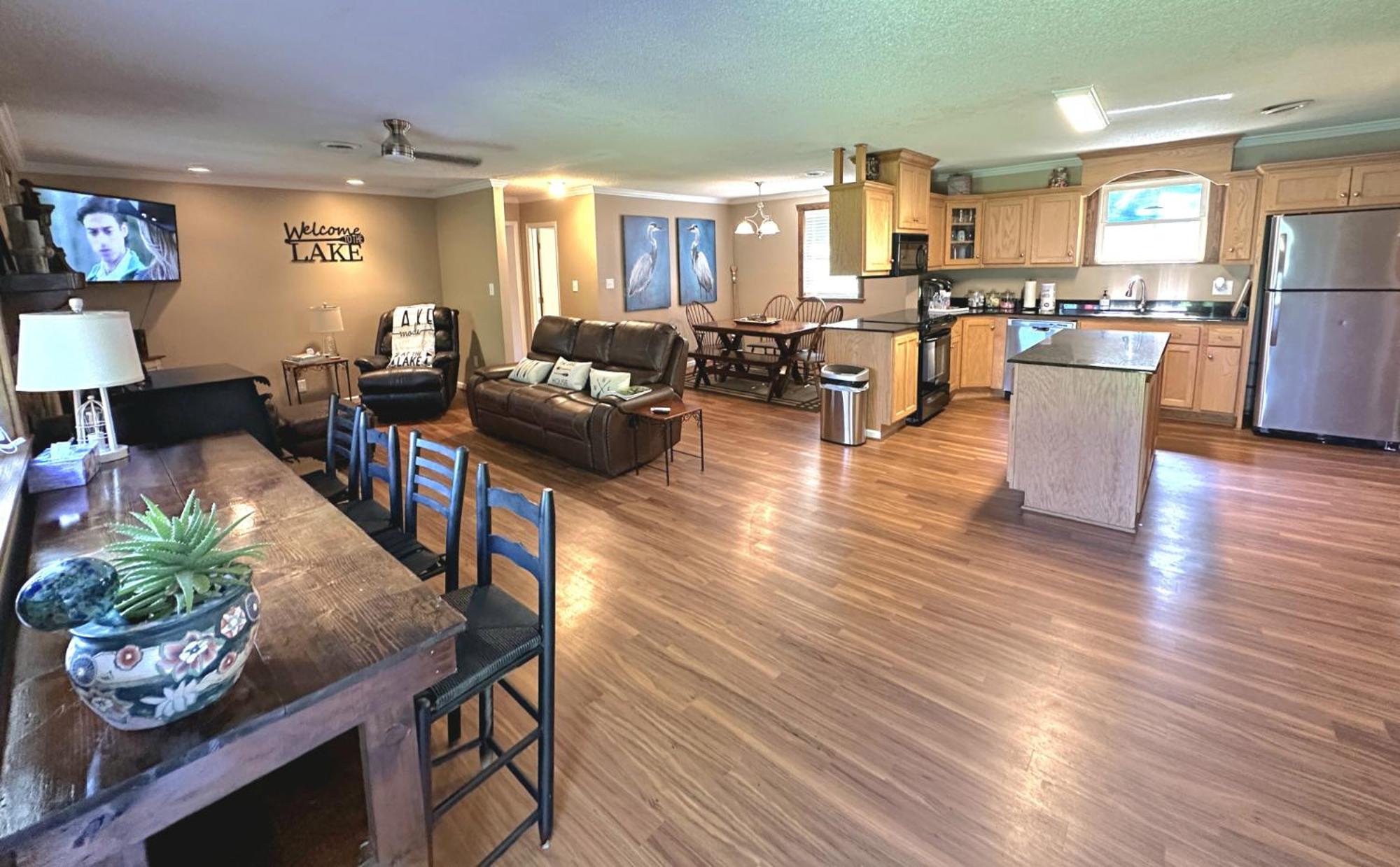 Family Room with Lake View photo 1