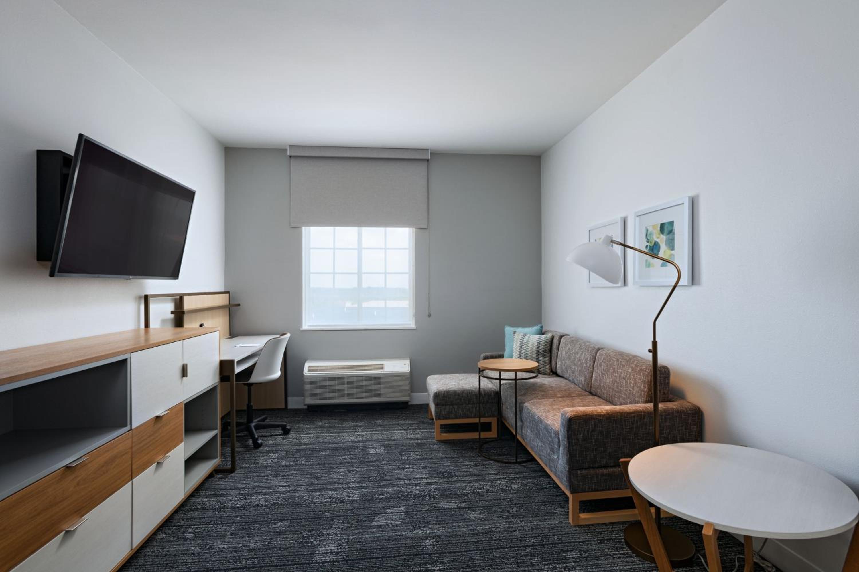 One-Bedroom King Suite with Sofa Bed and Adapted Tub - Mobility and Hearing Accessible