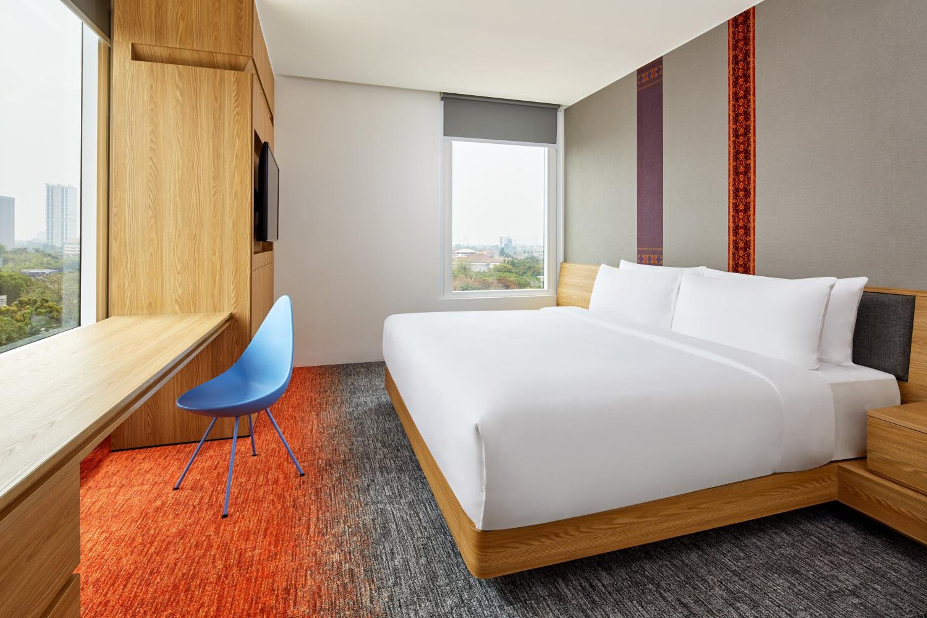 Deluxe, Guest room, 1 King - Photo 2