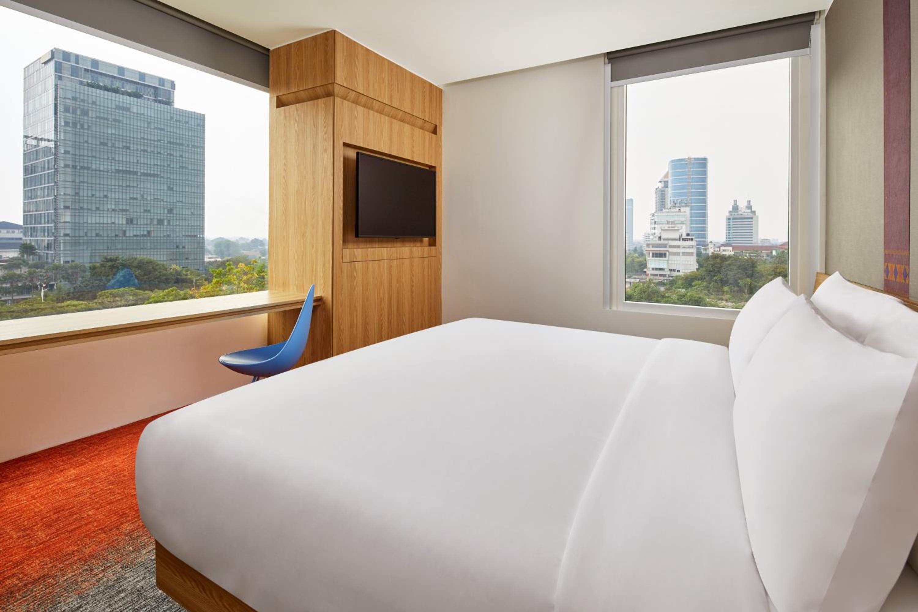 Deluxe, Guest room, 1 King - Photo 3