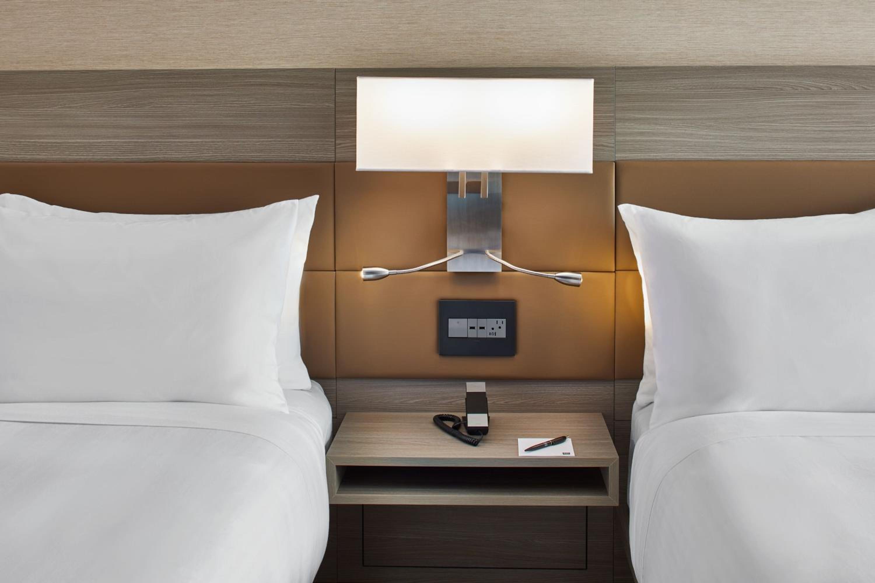 Standard Queen Room with Two Queen Beds - Photo 6