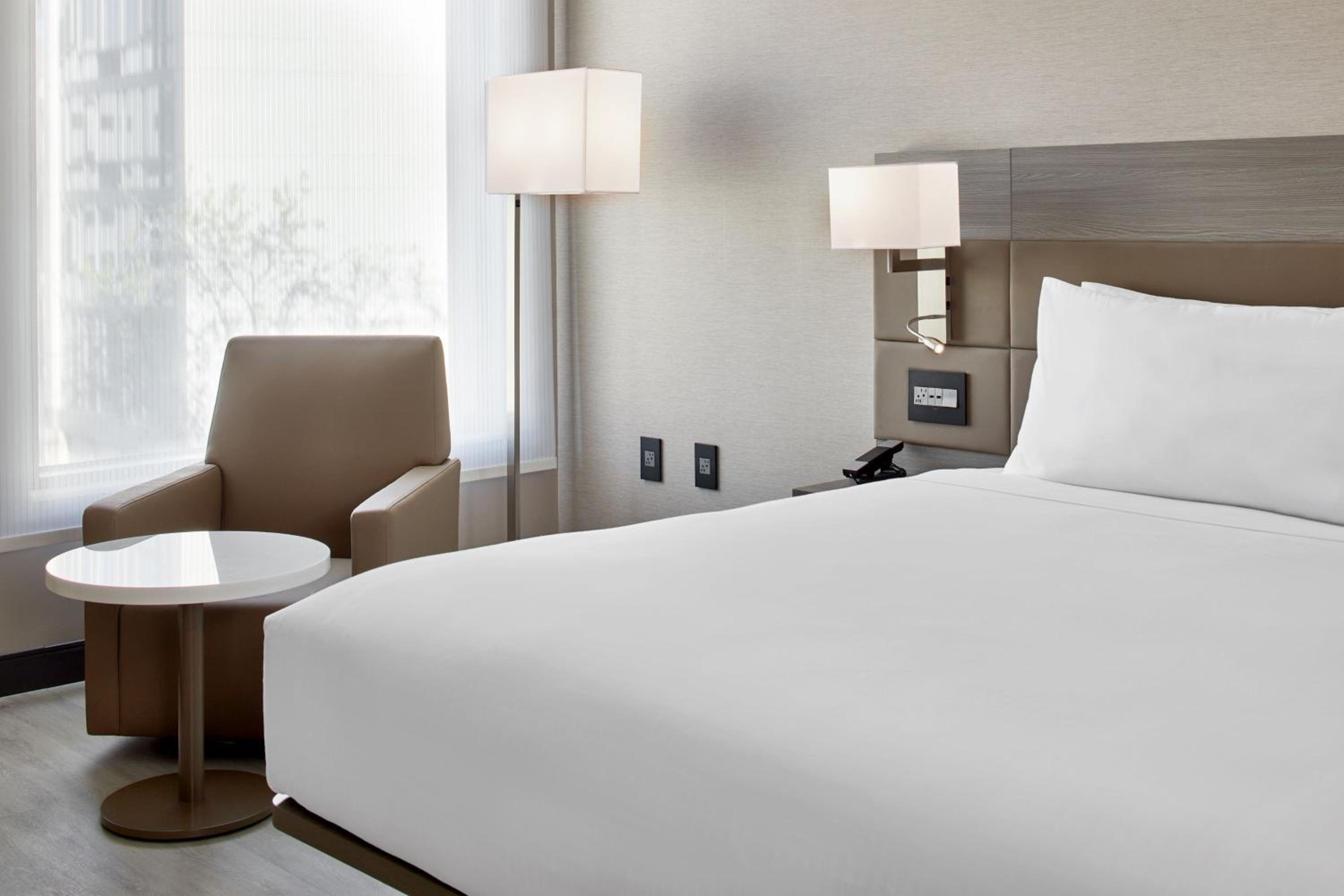 Standard King Room with Sofa Bed and Adapted Tub - Mobility Accessible - Photo 2