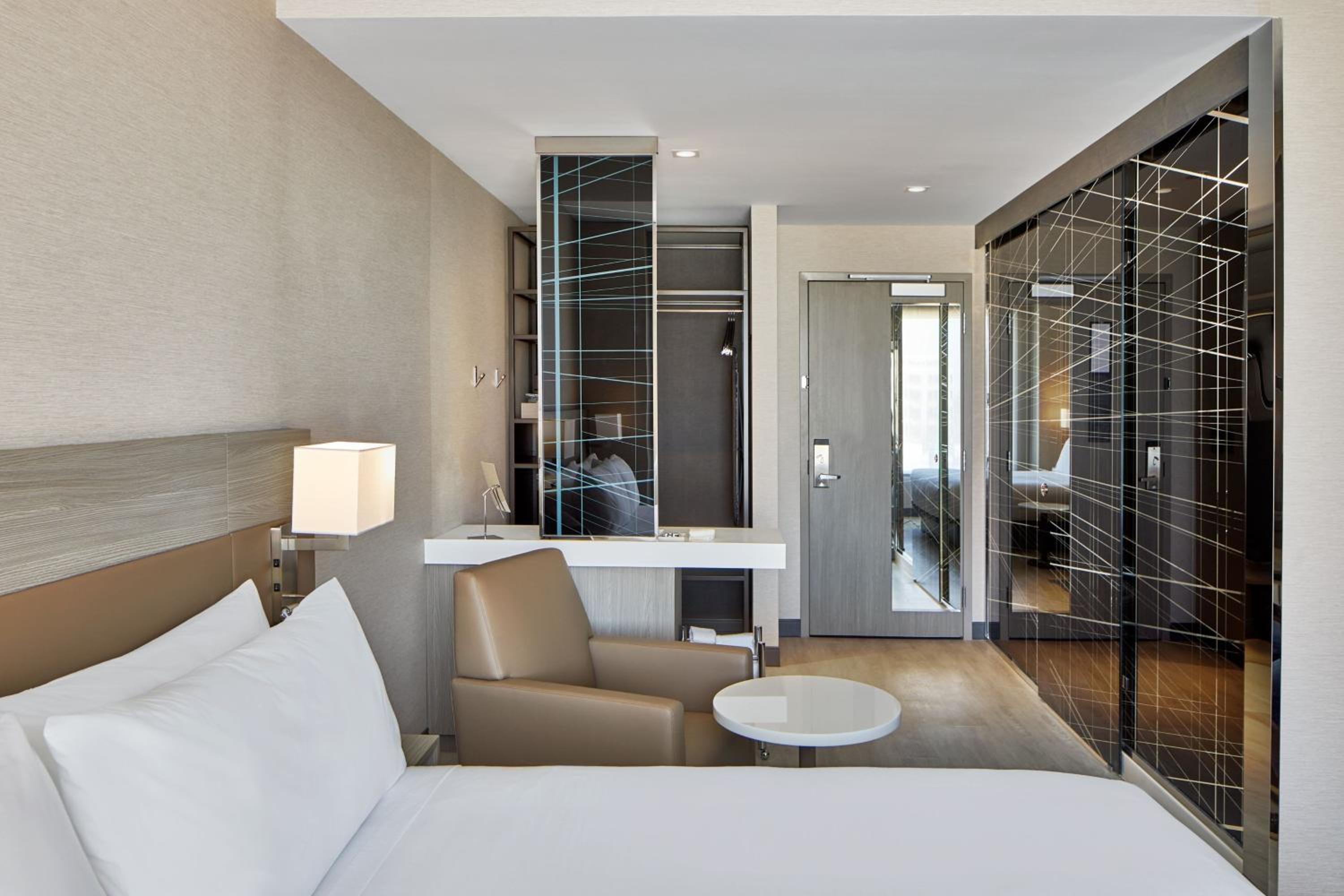 Standard King Room with Sofa Bed and Adapted Tub - Mobility Accessible - Photo 6