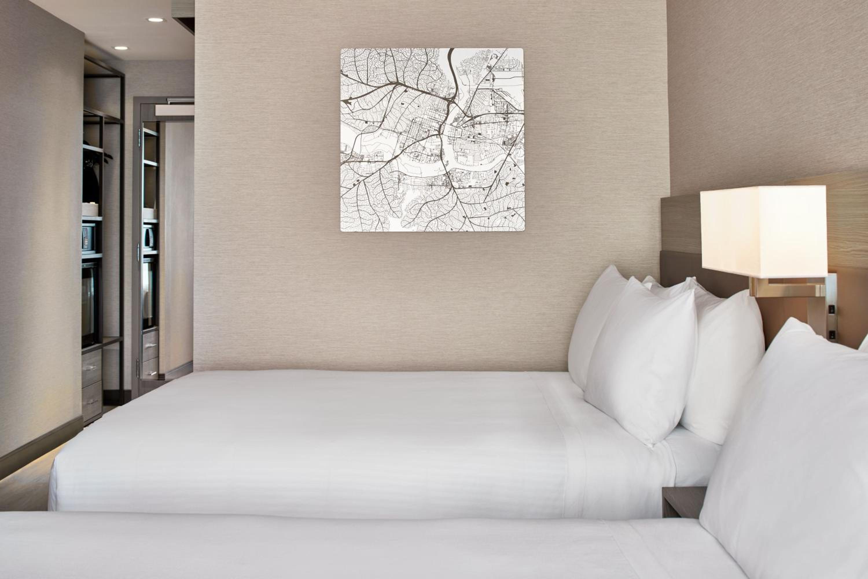 Standard Queen Room with Two Queen Beds - Hearing Accessible - Photo 4