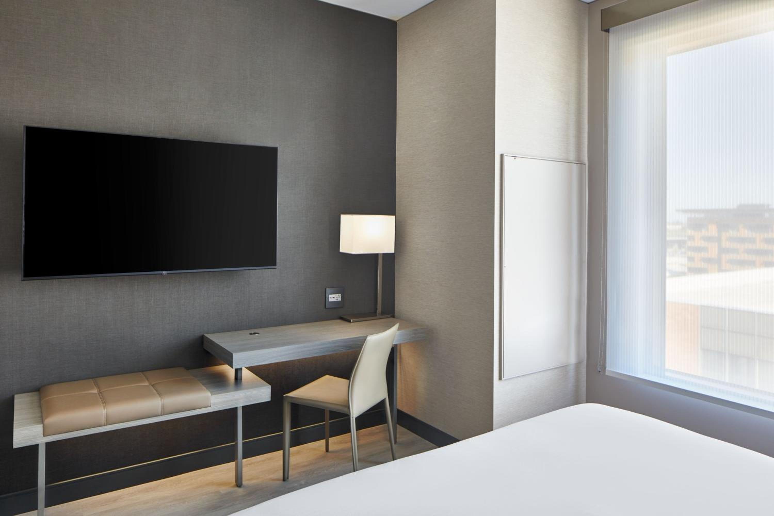 Standard King Room with Sofa Bed and Adapted Tub - Mobility Accessible - Photo 7