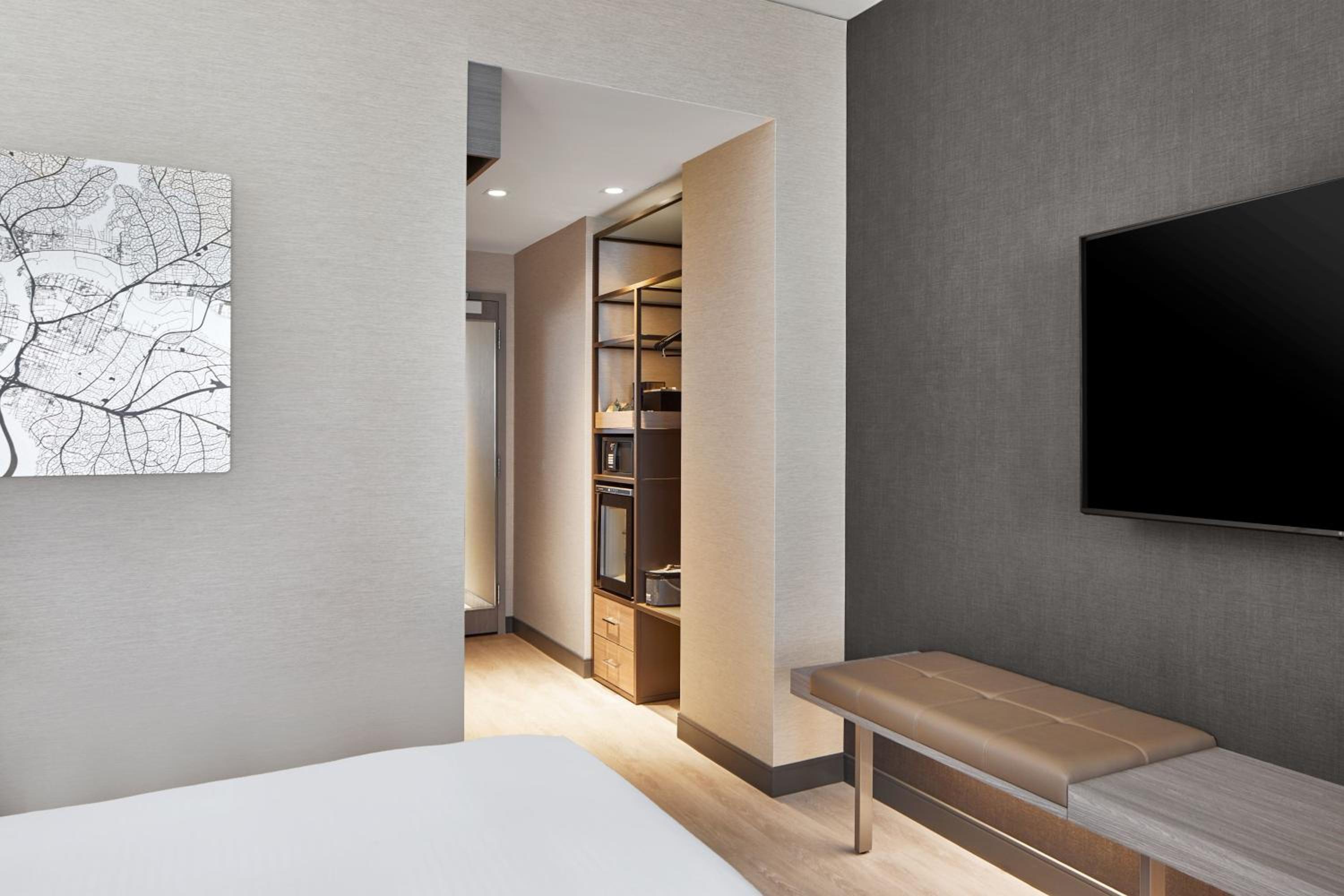 Standard Queen Room with Two Queen Beds - Photo 4