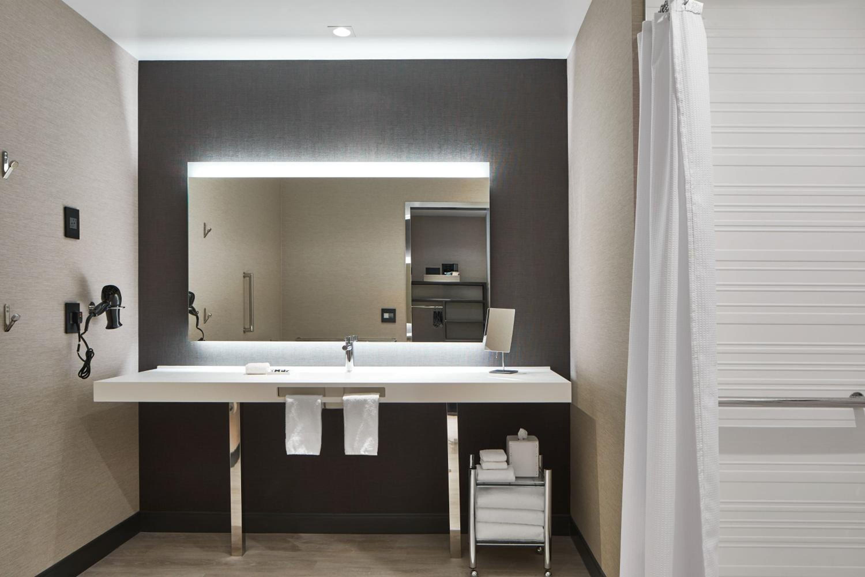 Standard King Room with Sofa Bed and Adapted Tub - Mobility Accessible - Photo 11